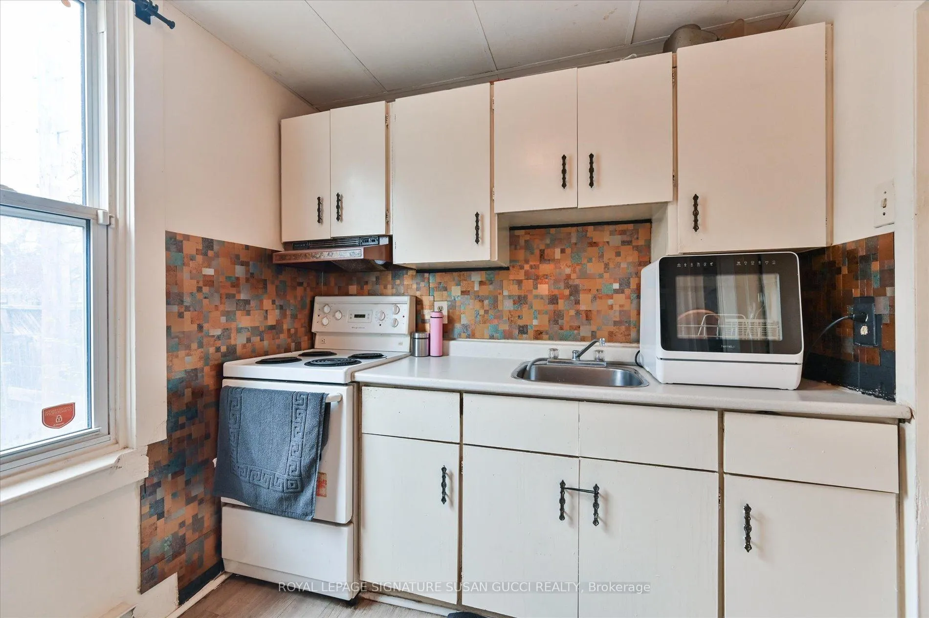 Photo 7 of 840 Sammon Avenue, Toronto, Danforth Village-East York — HOMEH