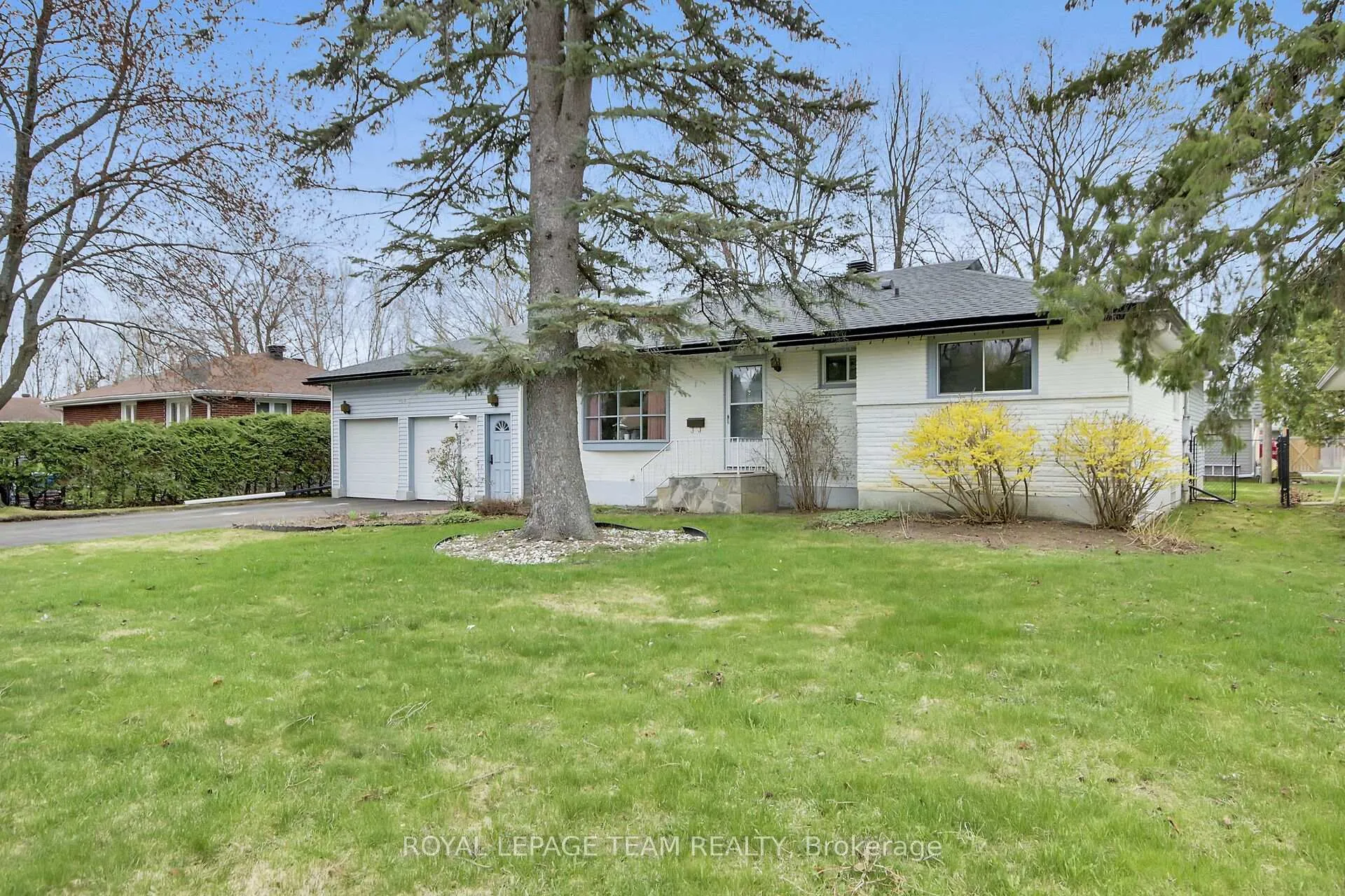 Photo 2 of 4 Headingly Crescent, Ottawa, Manordale — HOMEH