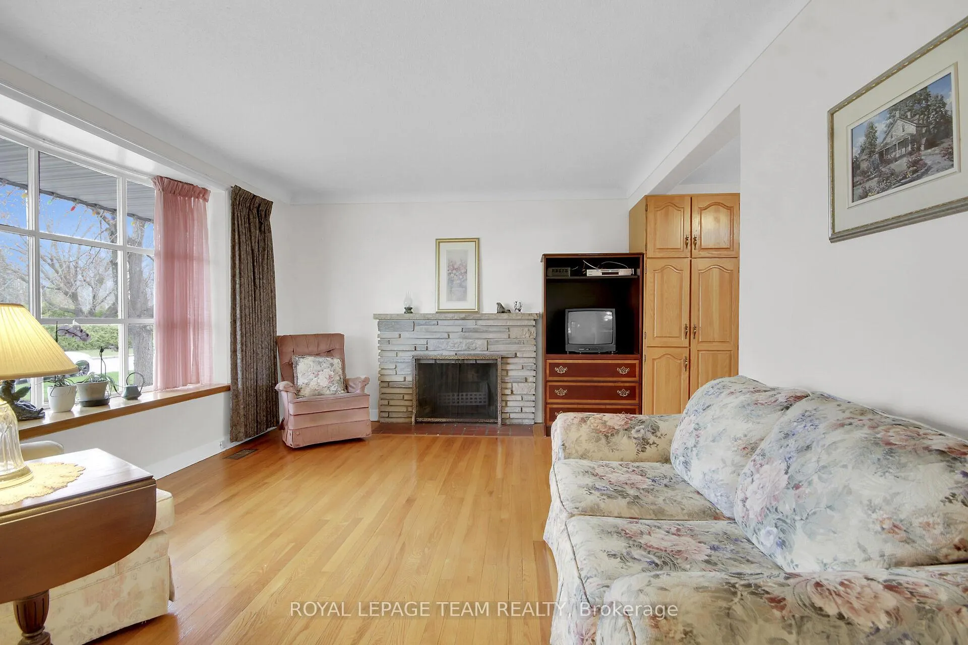 Photo 5 of 4 Headingly Crescent, Ottawa, Manordale — HOMEH