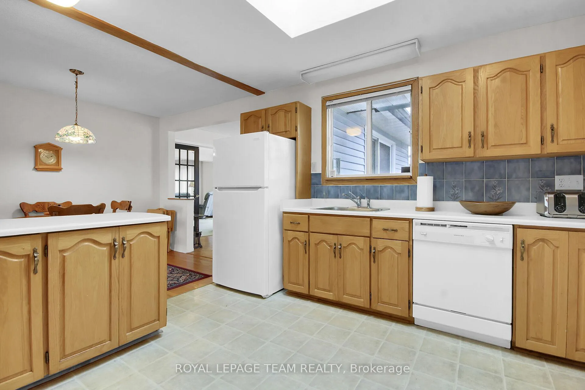Photo 10 of 4 Headingly Crescent, Ottawa, Manordale — HOMEH