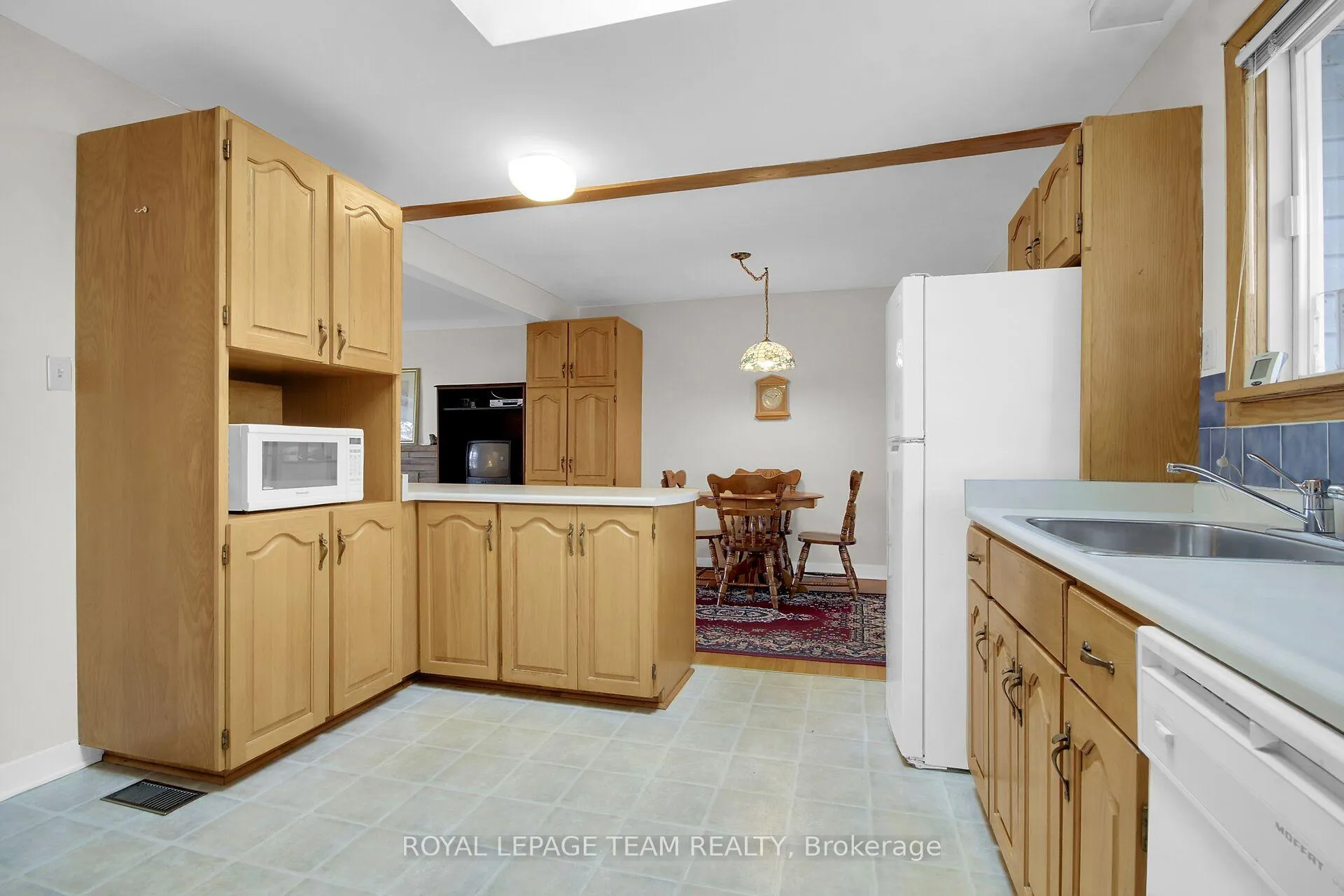 Photo 11 of 4 Headingly Crescent, Ottawa, Manordale — HOMEH