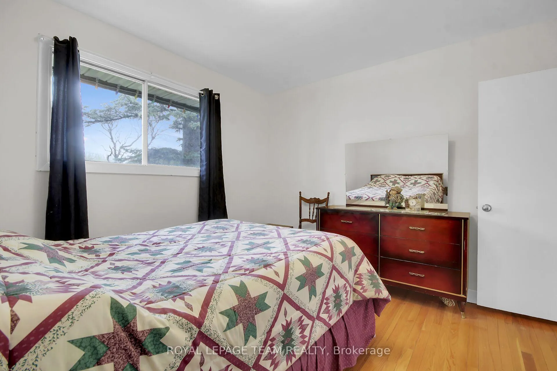 Photo 25 of 4 Headingly Crescent, Ottawa, Manordale — HOMEH
