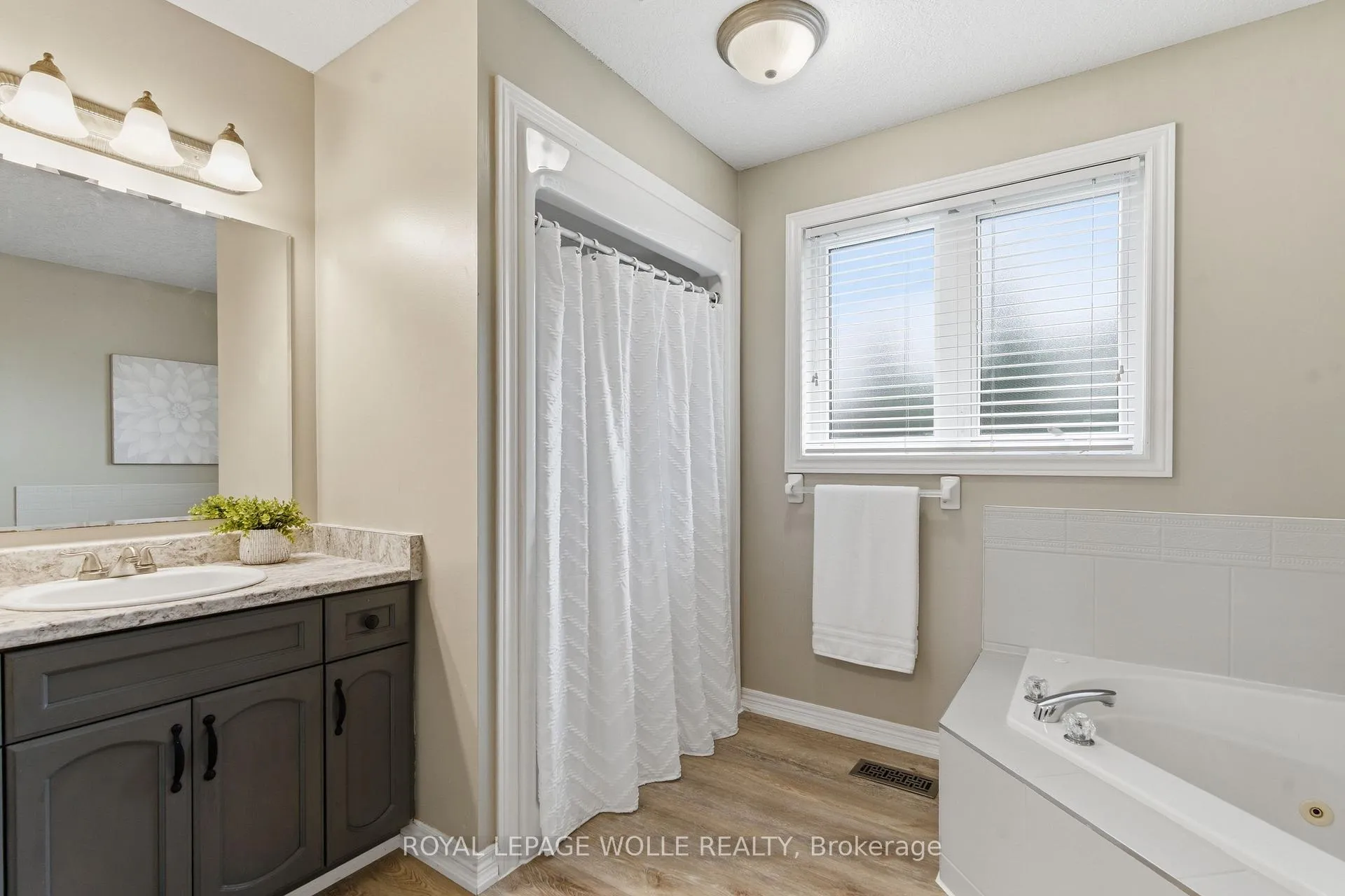 Photo 35 of 43 Ardwood Place, Kitchener — HOMEH