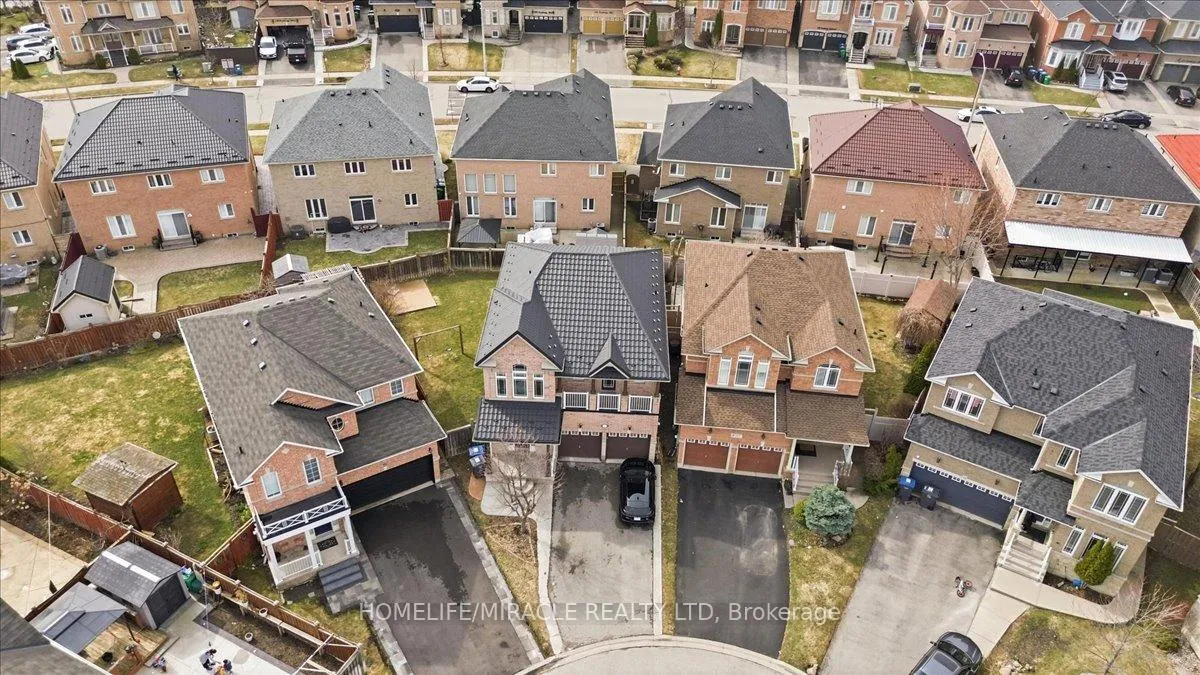 Photo 3 of 6 Prima Vista Court, Brampton, Fletcher's Meadow — HOMEH