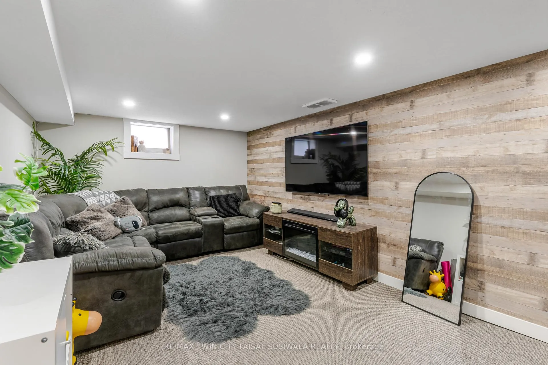 Photo 31 of 129 Ahrens Street W, Kitchener — HOMEH