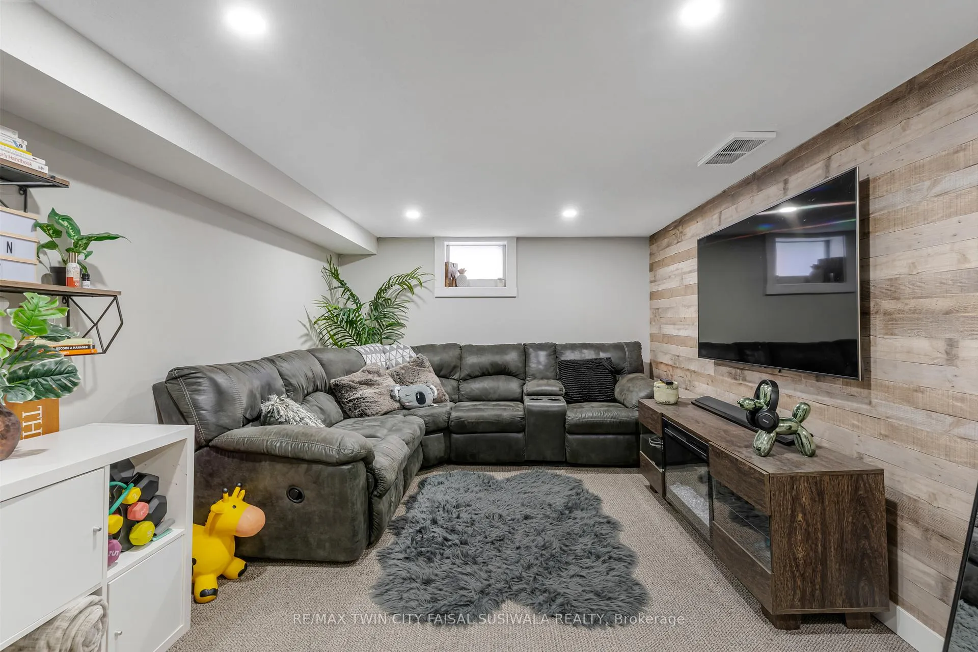 Photo 32 of 129 Ahrens Street W, Kitchener — HOMEH