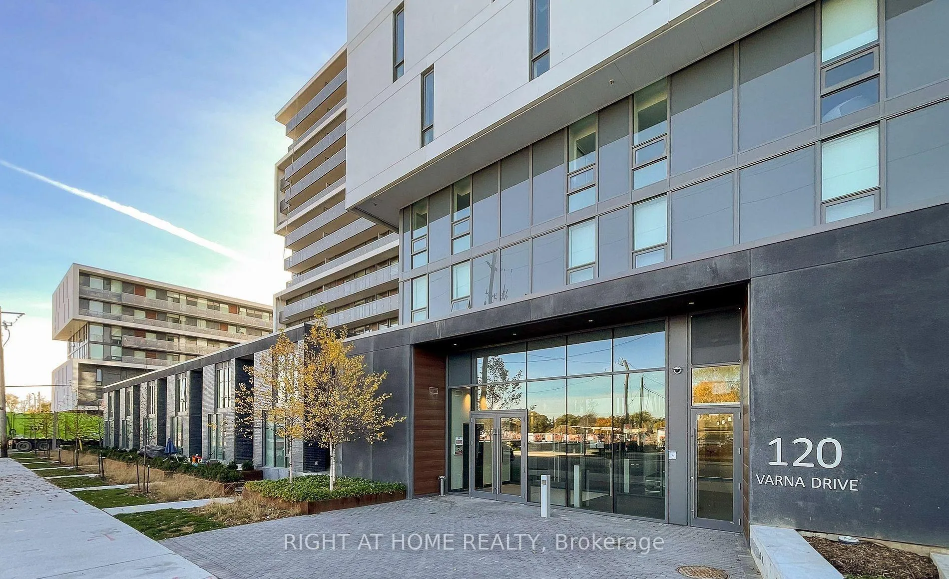 Photo 2 of Unit 1514, 120 Varna Drive, Toronto, Englemount-Lawrence — HOMEH