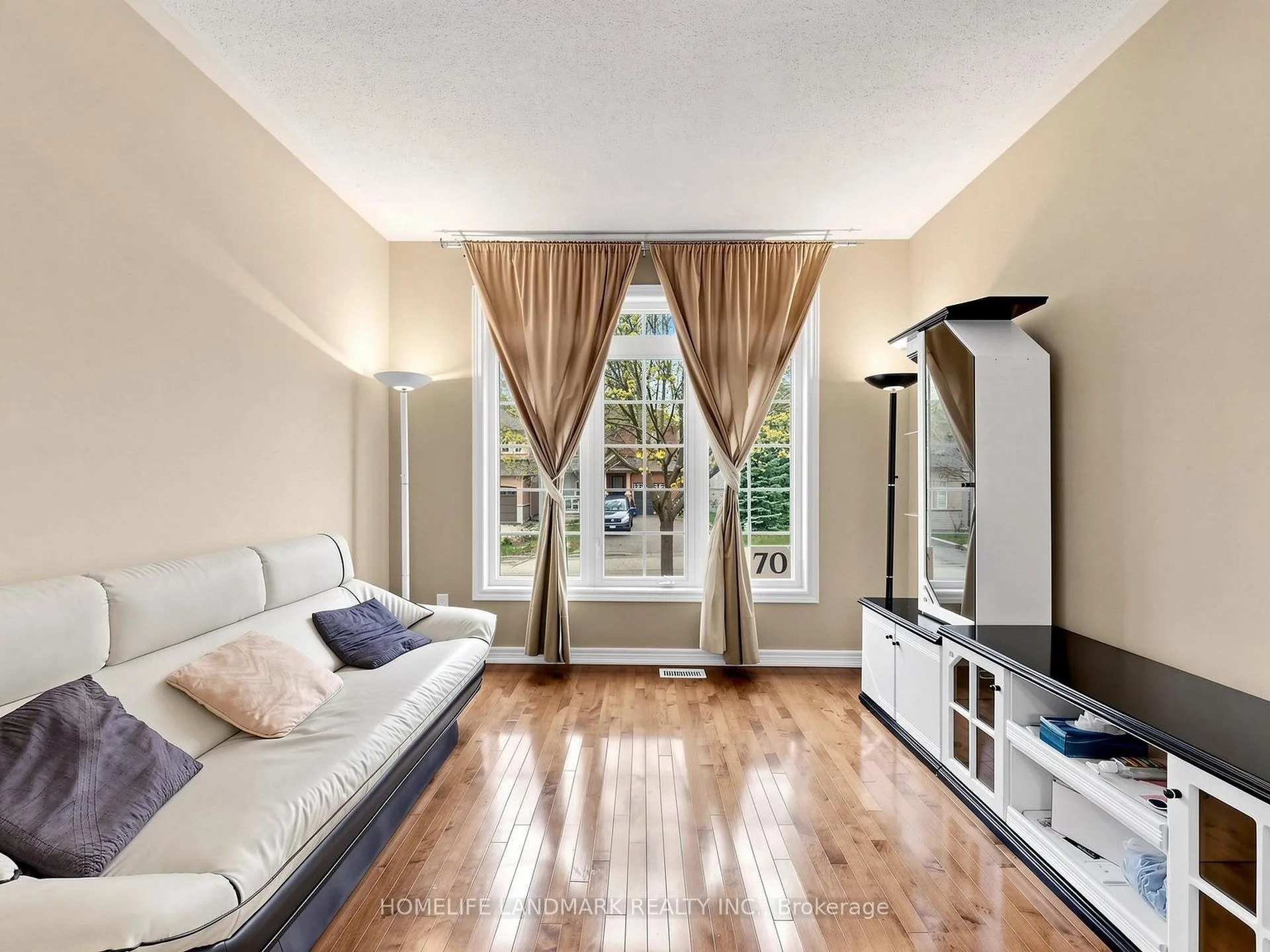 Photo 4 of 70 Burgundy Trail, Vaughan, Patterson — HOMEH
