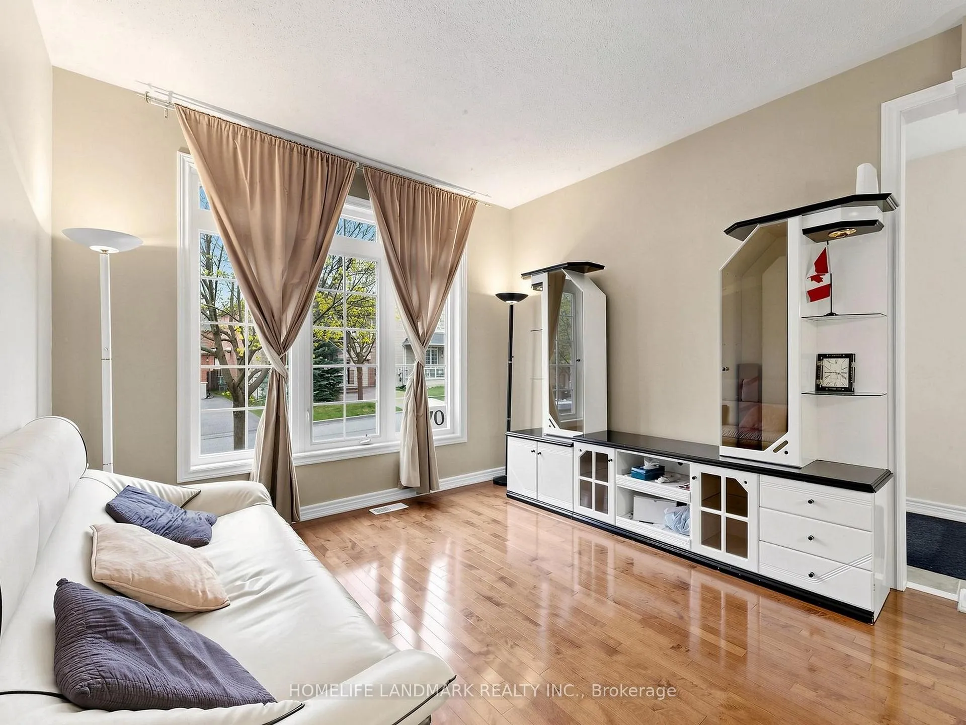 Photo 5 of 70 Burgundy Trail, Vaughan, Patterson — HOMEH
