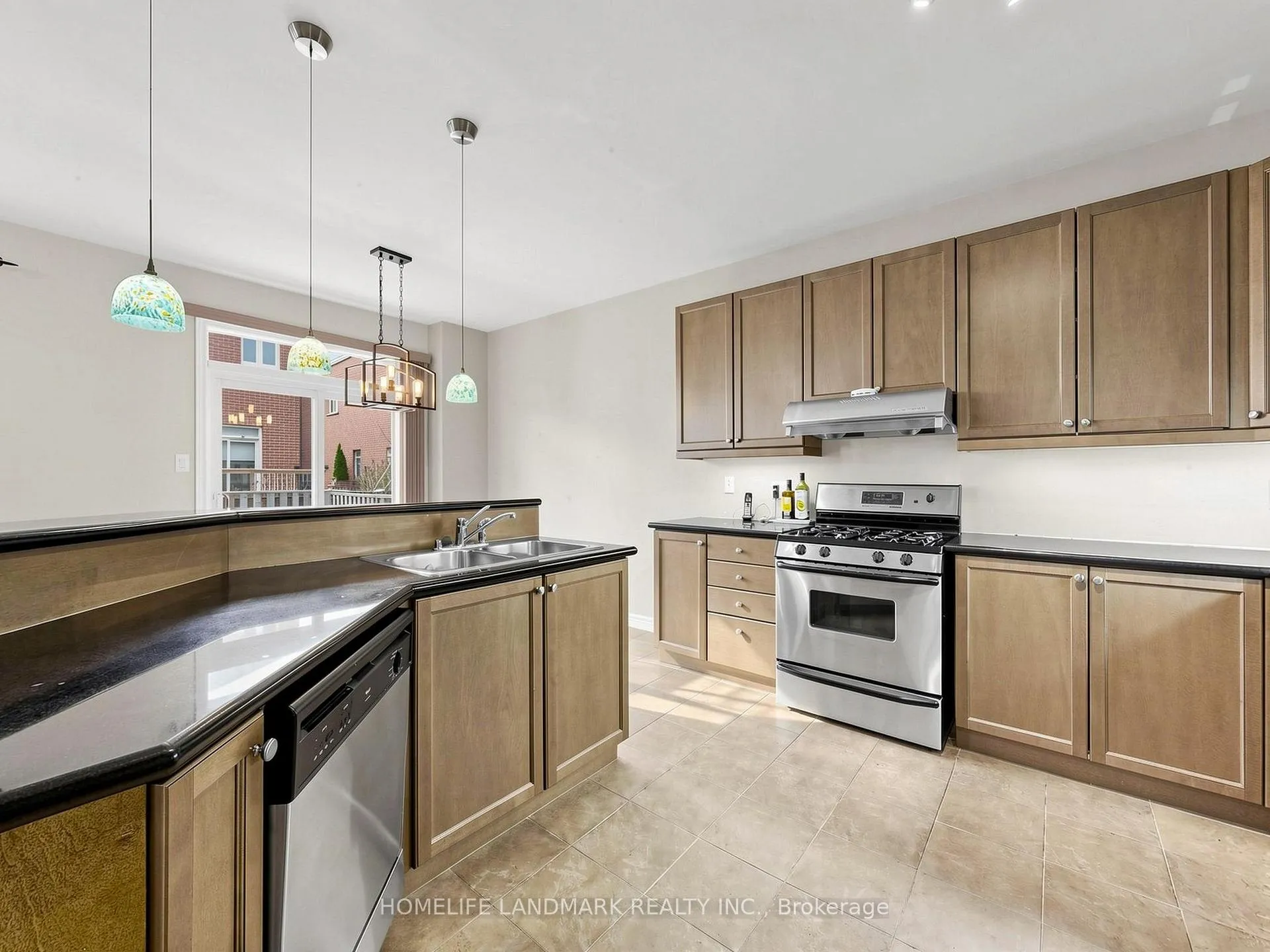 Photo 13 of 70 Burgundy Trail, Vaughan, Patterson — HOMEH