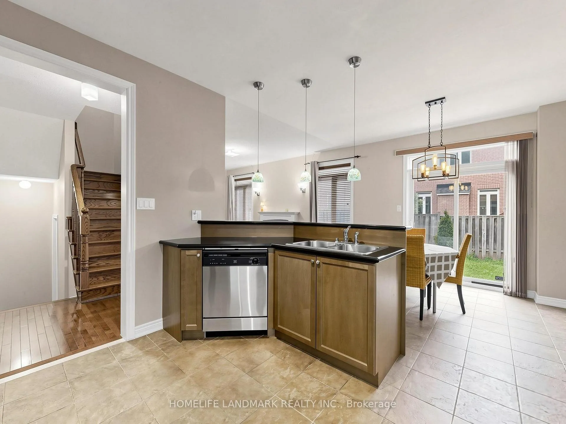 Photo 14 of 70 Burgundy Trail, Vaughan, Patterson — HOMEH