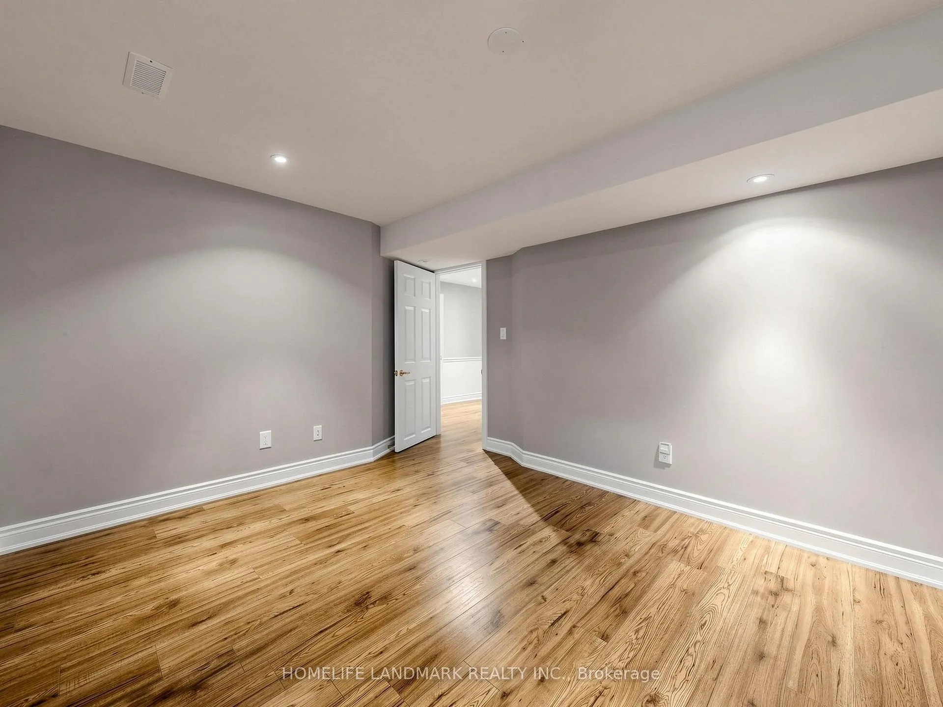 Photo 42 of 70 Burgundy Trail, Vaughan, Patterson — HOMEH