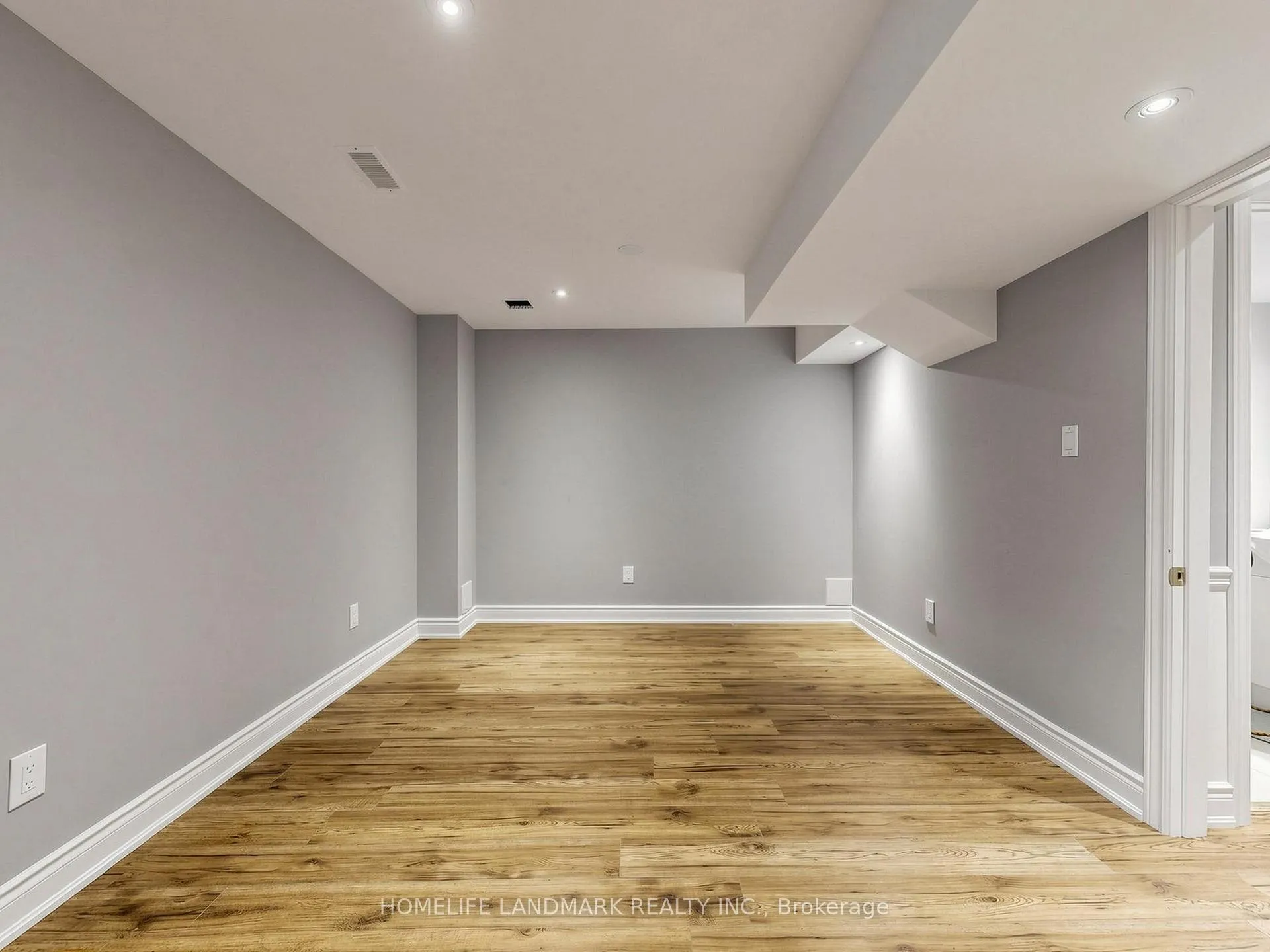 Photo 43 of 70 Burgundy Trail, Vaughan, Patterson — HOMEH