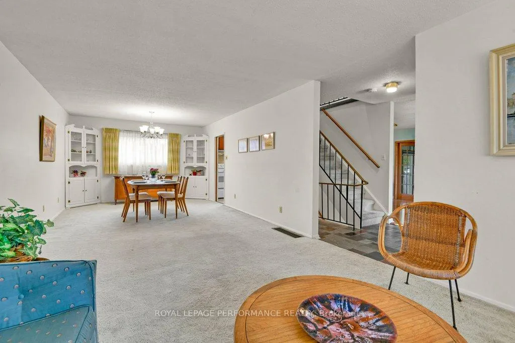 Photo 8 of 2218 Aster Street, Ottawa, Guildwood Estates - Urbandale Acres — HOMEH