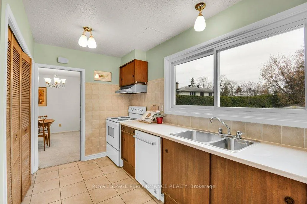 Photo 12 of 2218 Aster Street, Ottawa, Guildwood Estates - Urbandale Acres — HOMEH
