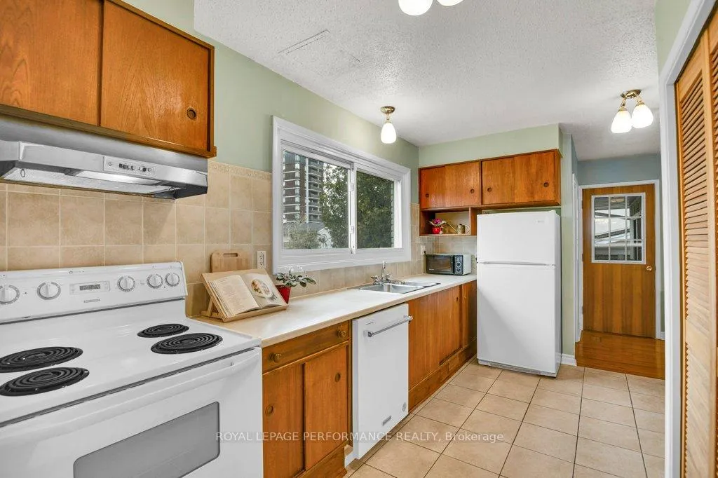 Photo 13 of 2218 Aster Street, Ottawa, Guildwood Estates - Urbandale Acres — HOMEH