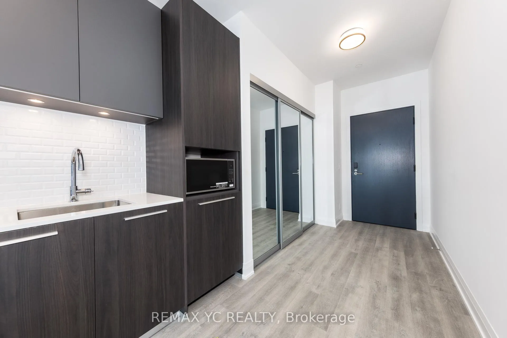Photo 3 of Unit 3501, 65 Broadway Avenue, Toronto, Mount Pleasant West — HOMEH
