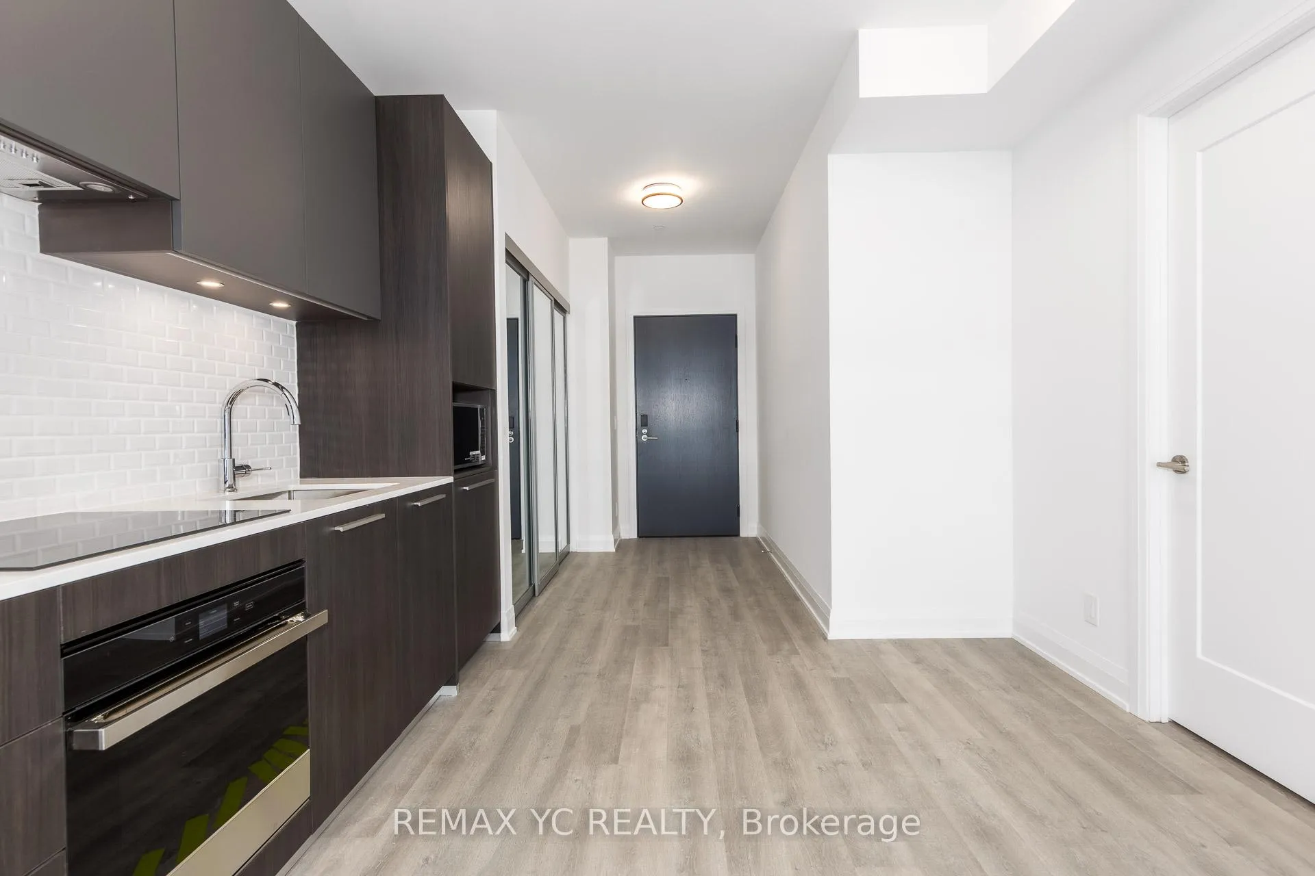 Photo 4 of Unit 3501, 65 Broadway Avenue, Toronto, Mount Pleasant West — HOMEH