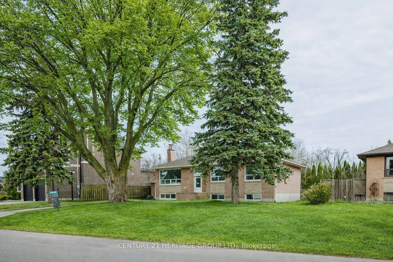 Photo 1 of 142 Kingslynn Drive, King, King City — HOMEH