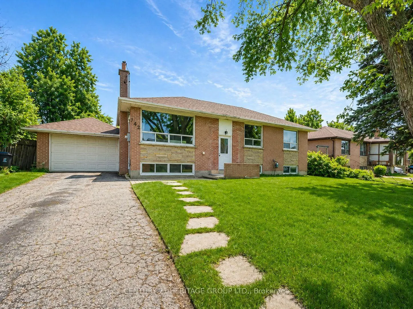 Photo 2 of 142 Kingslynn Drive, King, King City — HOMEH