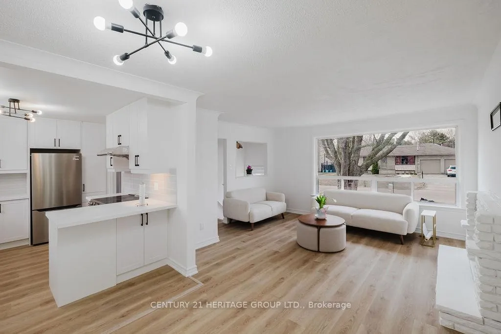 Photo 5 of 142 Kingslynn Drive, King, King City — HOMEH