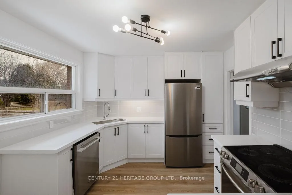 Photo 6 of 142 Kingslynn Drive, King, King City — HOMEH