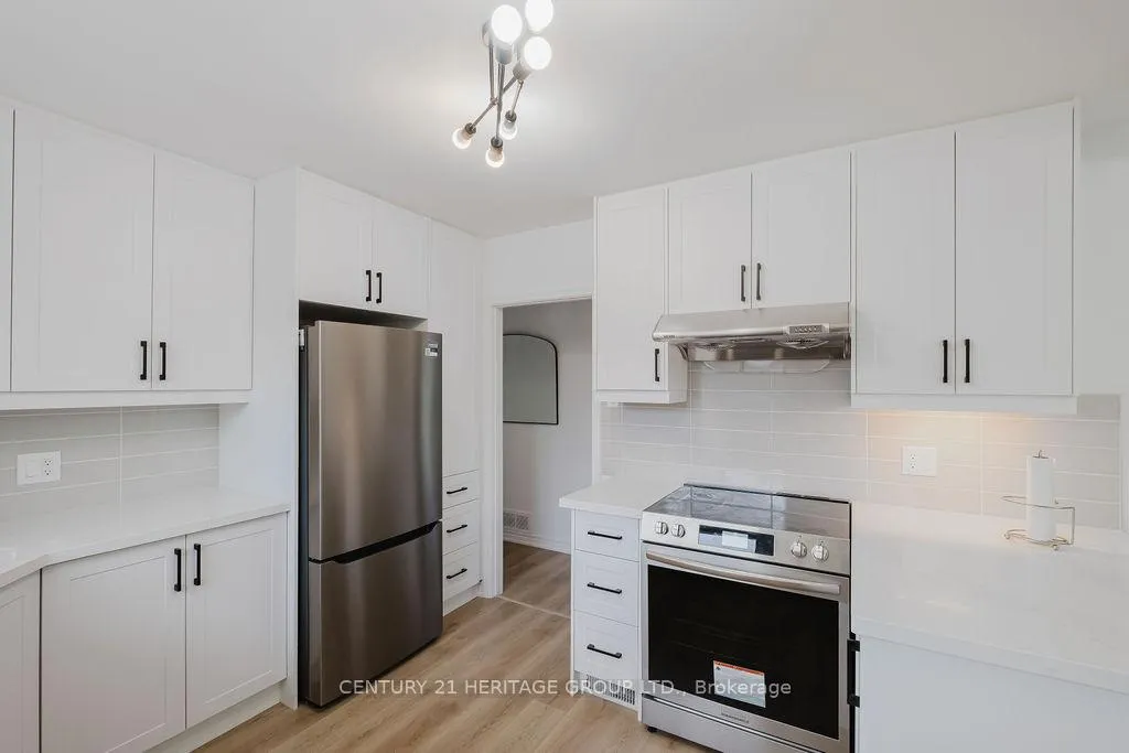 Photo 7 of 142 Kingslynn Drive, King, King City — HOMEH