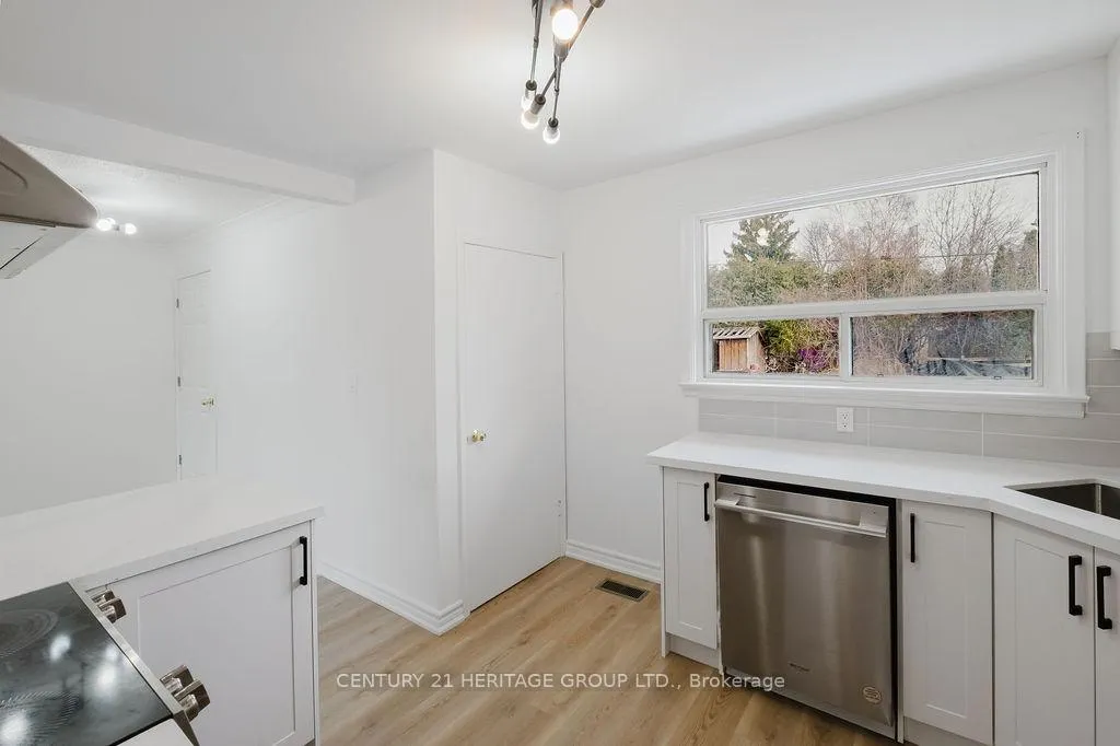 Photo 8 of 142 Kingslynn Drive, King, King City — HOMEH