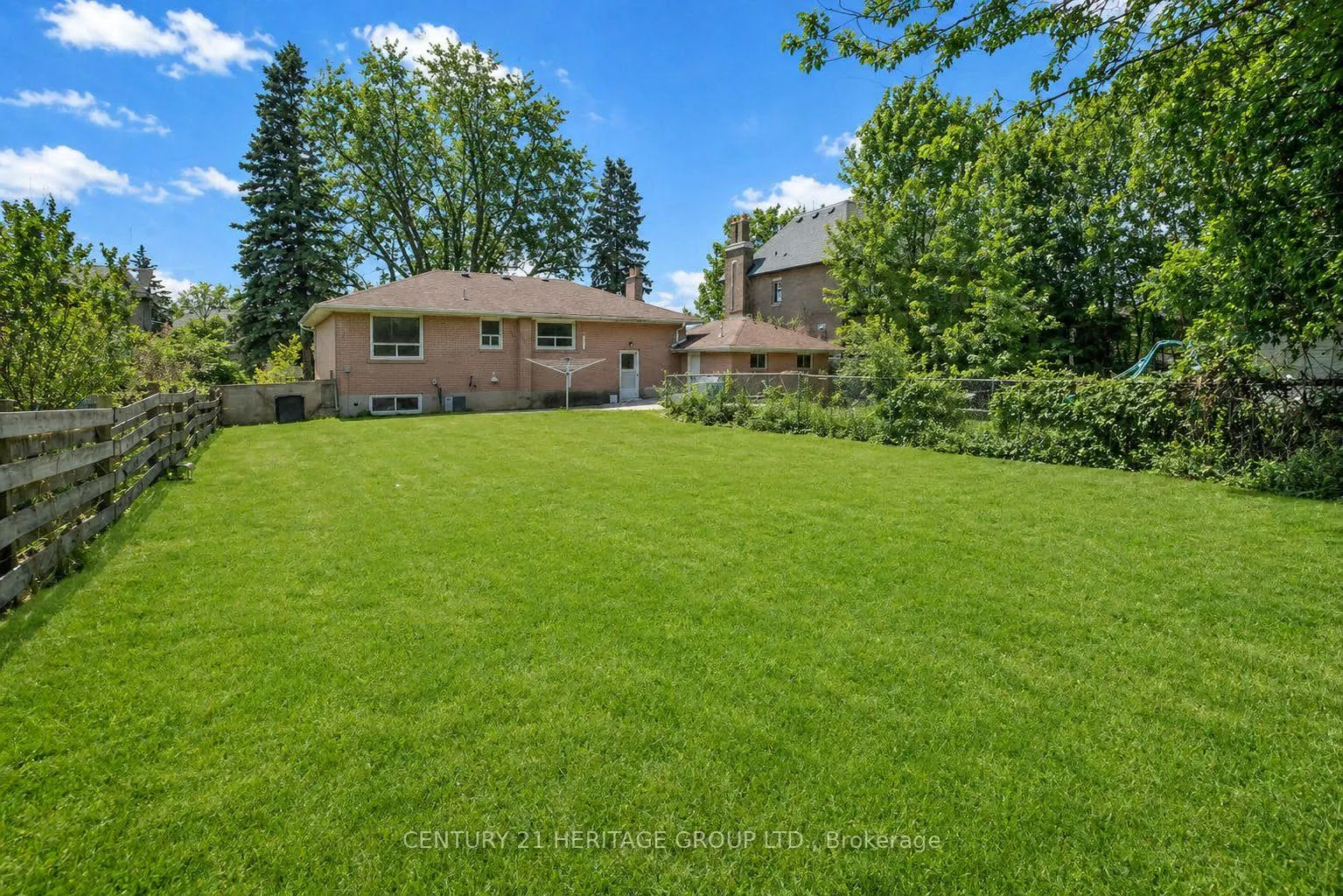 Photo 14 of 142 Kingslynn Drive, King, King City — HOMEH
