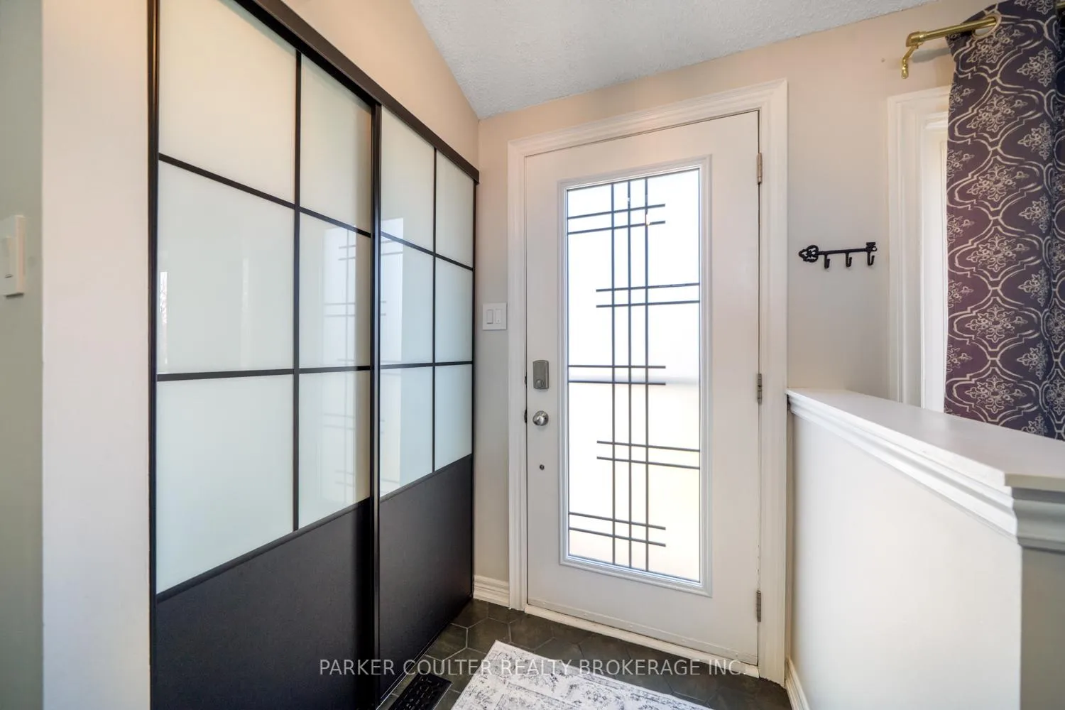 Photo 4 of 177 Burns Circle, Barrie, Northwest — HOMEH