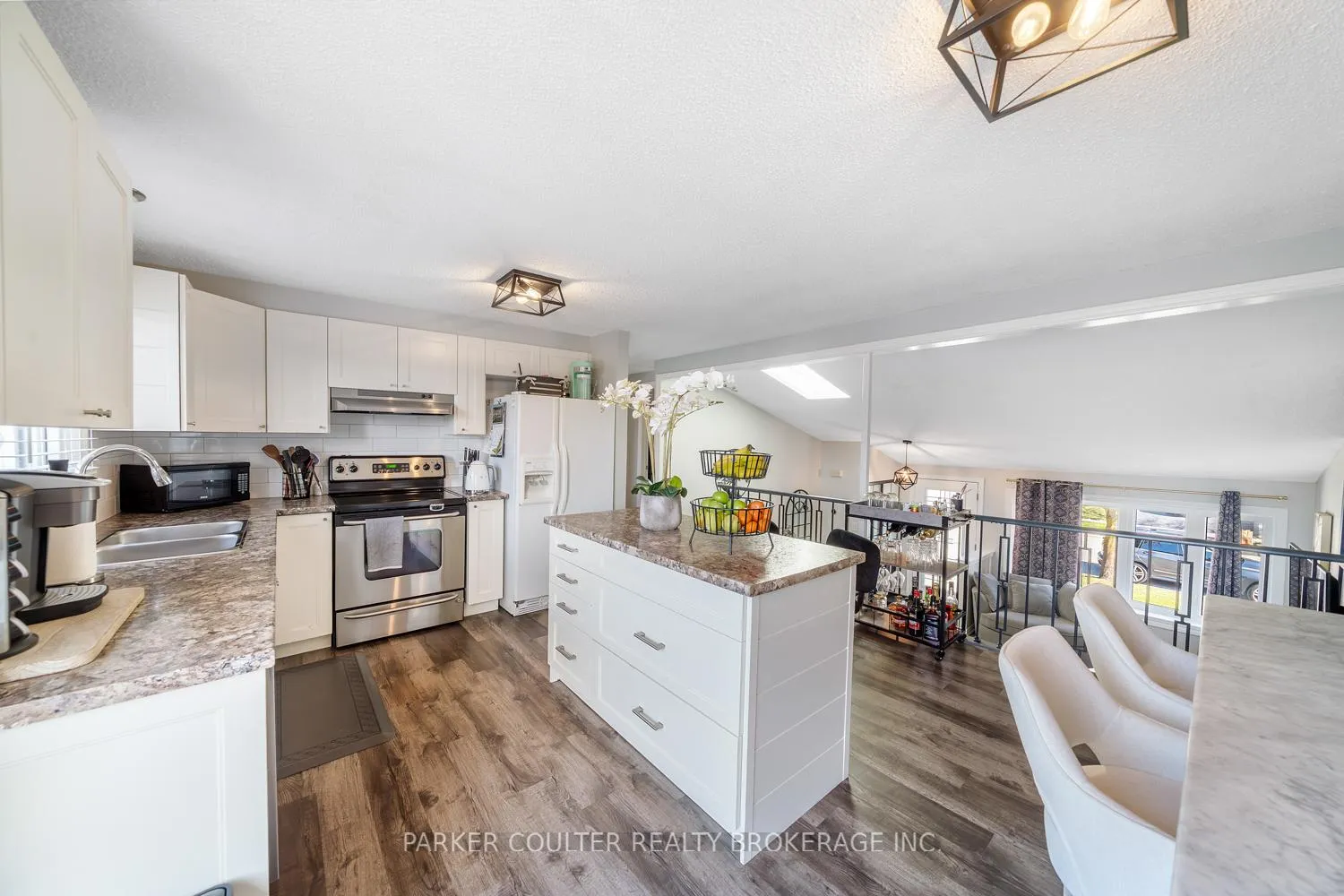 Photo 10 of 177 Burns Circle, Barrie, Northwest — HOMEH