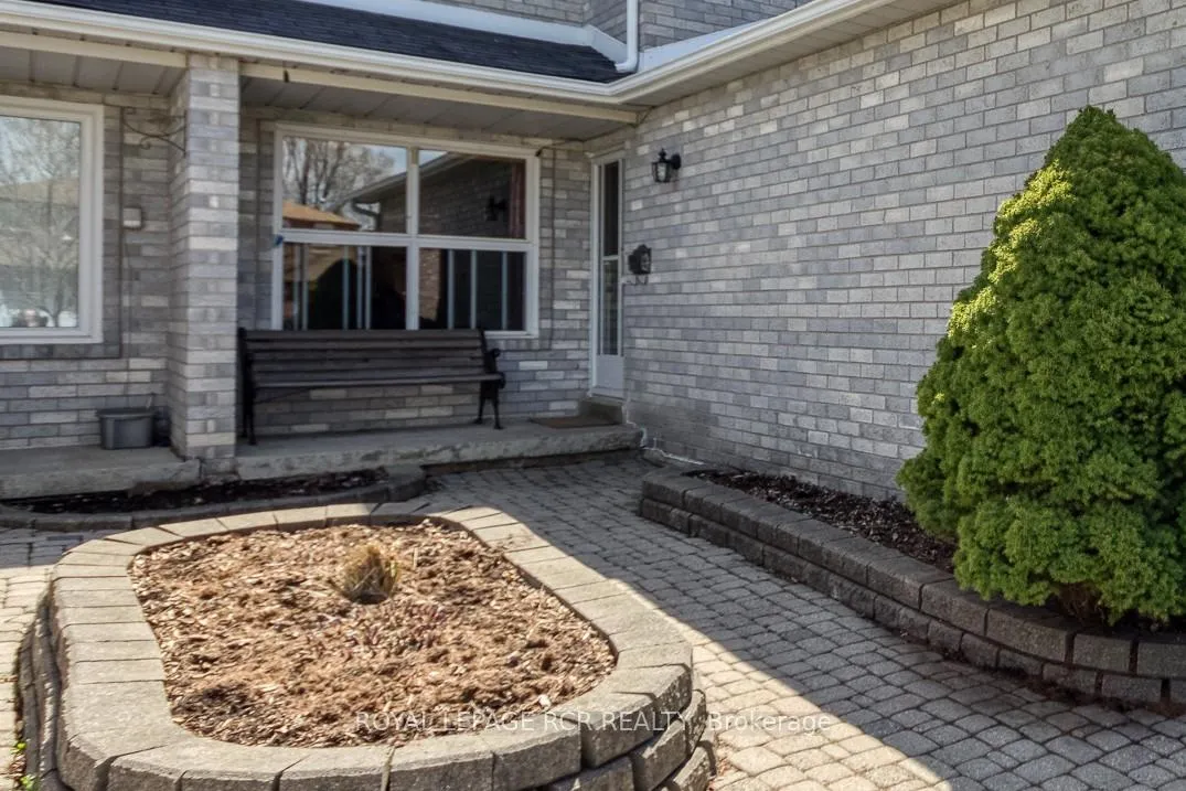 Photo 2 of 38 Ebby Avenue, Brampton, Heart Lake West — HOMEH