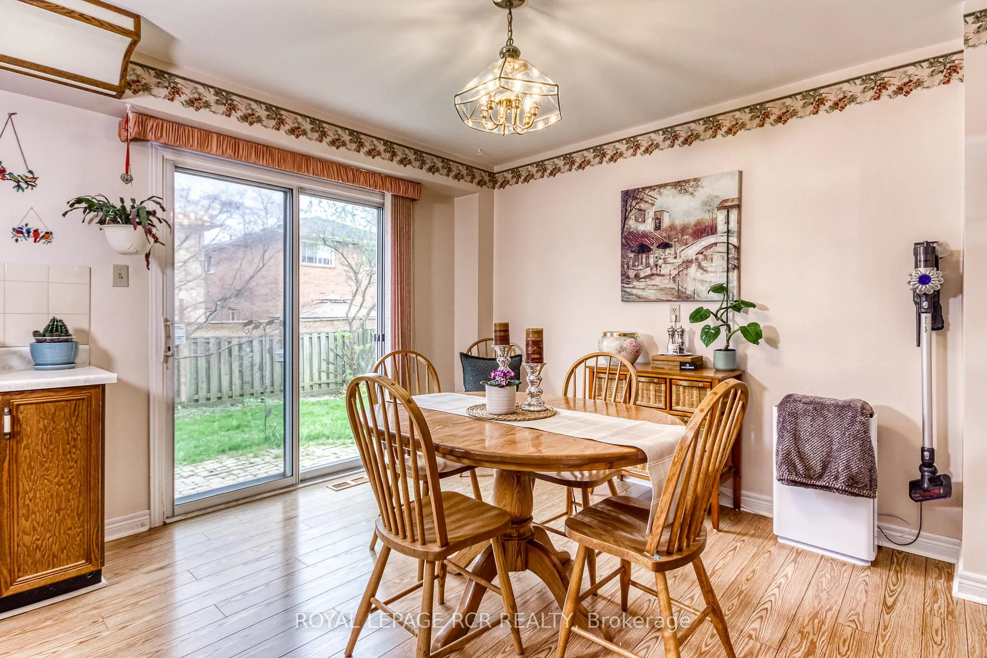 Photo 15 of 38 Ebby Avenue, Brampton, Heart Lake West — HOMEH