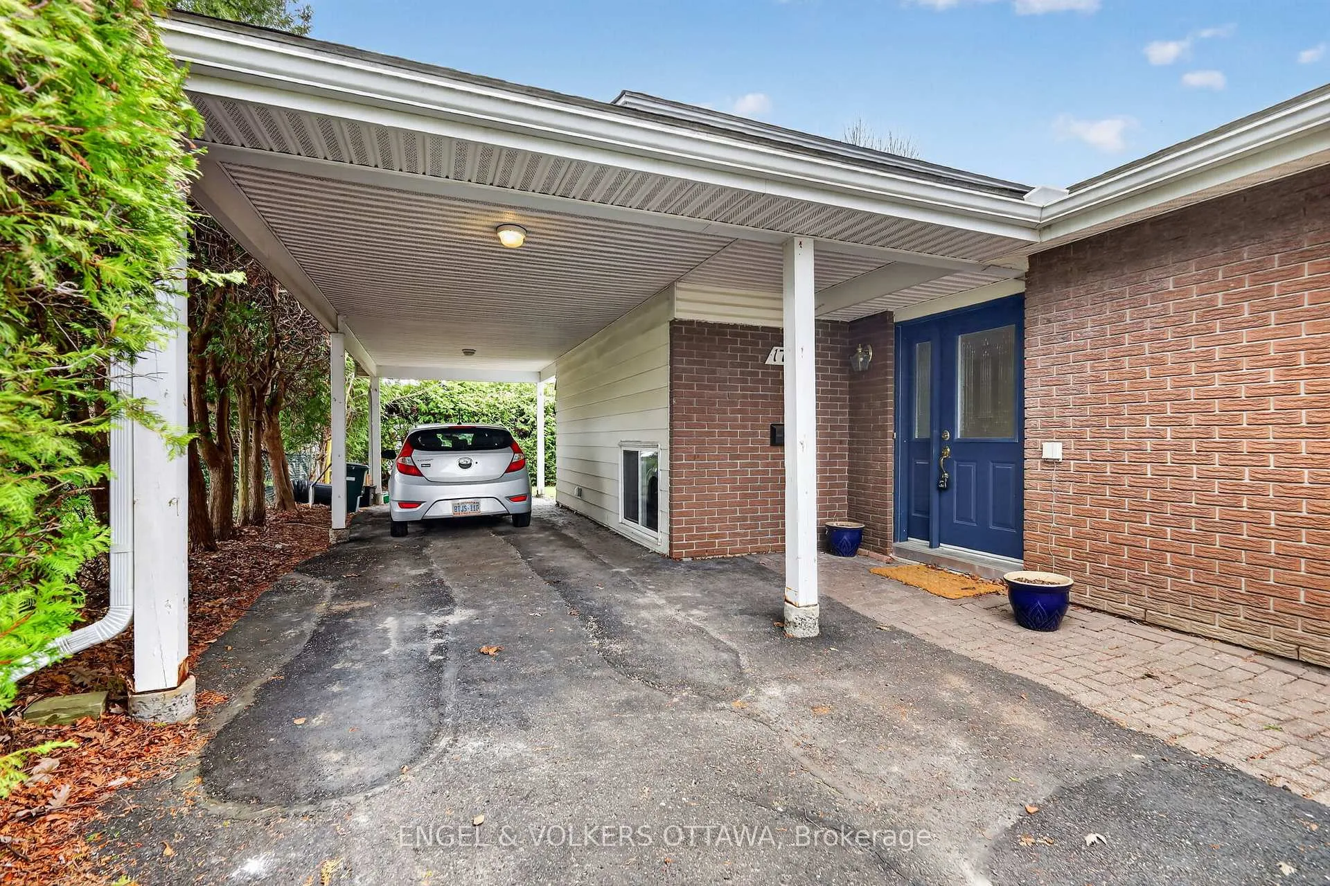 Photo 2 of 1795 Devlin Crescent, Ottawa, Playfair Park — HOMEH