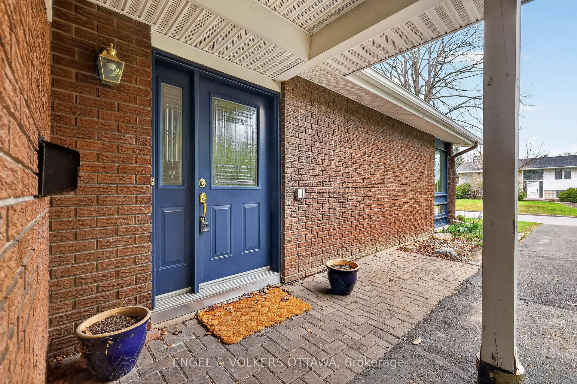 Photo 3 of 1795 Devlin Crescent, Ottawa, Playfair Park — HOMEH