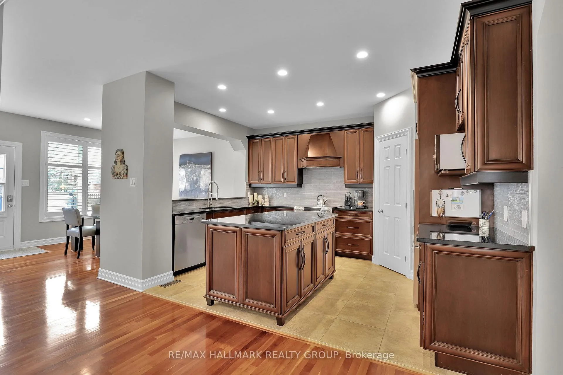 Photo 5 of 300 Amita Crescent, Ottawa, Mooneys Bay — HOMEH