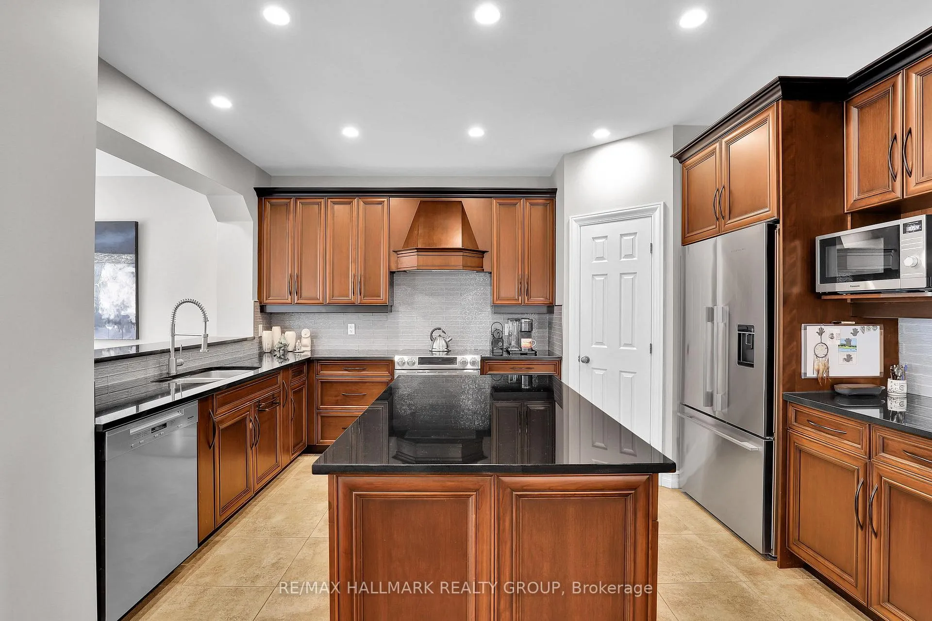 Photo 7 of 300 Amita Crescent, Ottawa, Mooneys Bay — HOMEH