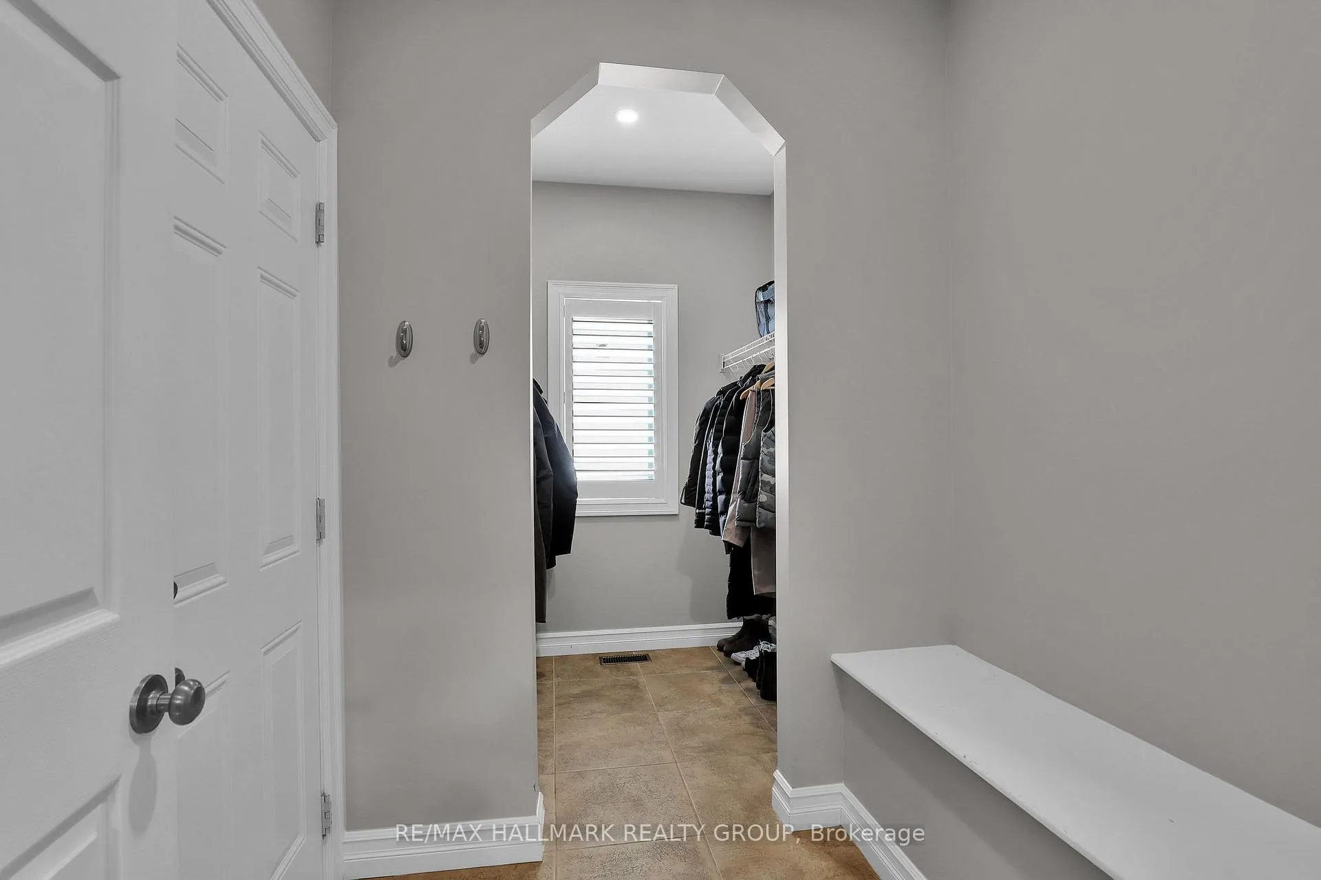 Photo 14 of 300 Amita Crescent, Ottawa, Mooneys Bay — HOMEH