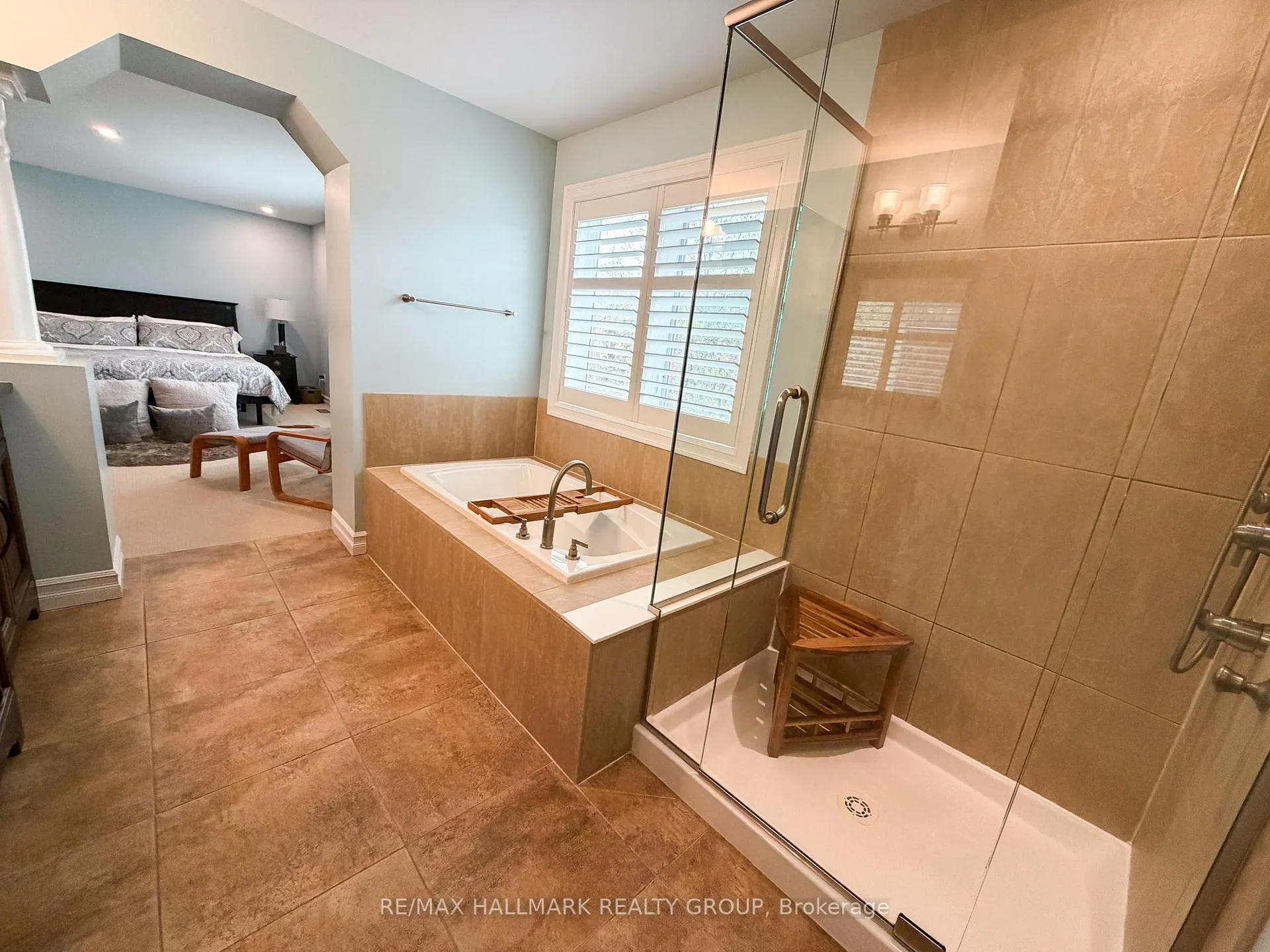 Photo 17 of 300 Amita Crescent, Ottawa, Mooneys Bay — HOMEH