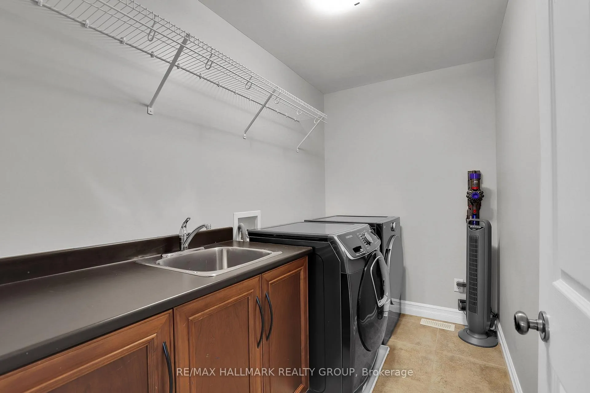 Photo 26 of 300 Amita Crescent, Ottawa, Mooneys Bay — HOMEH