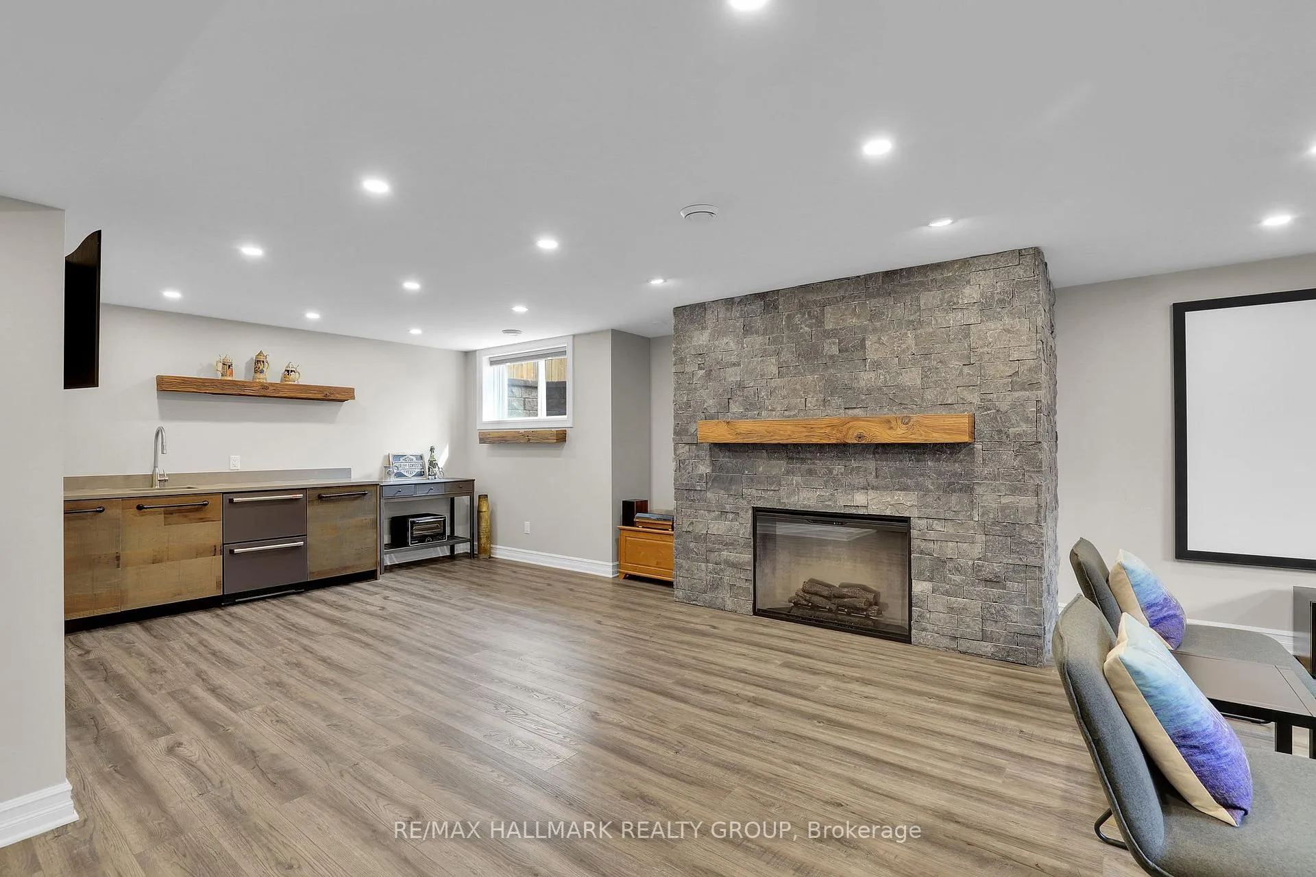 Photo 29 of 300 Amita Crescent, Ottawa, Mooneys Bay — HOMEH