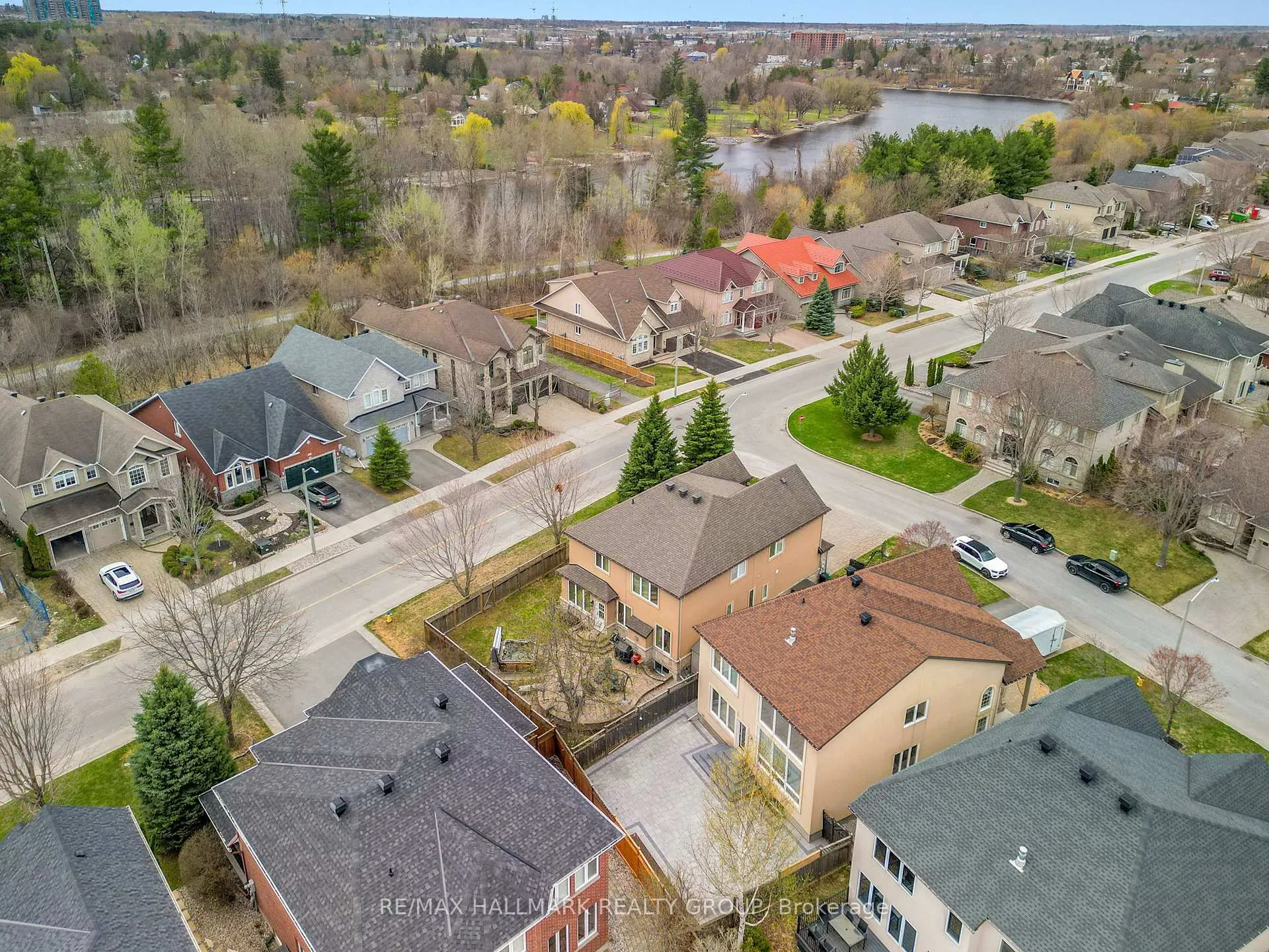 Photo 37 of 300 Amita Crescent, Ottawa, Mooneys Bay — HOMEH