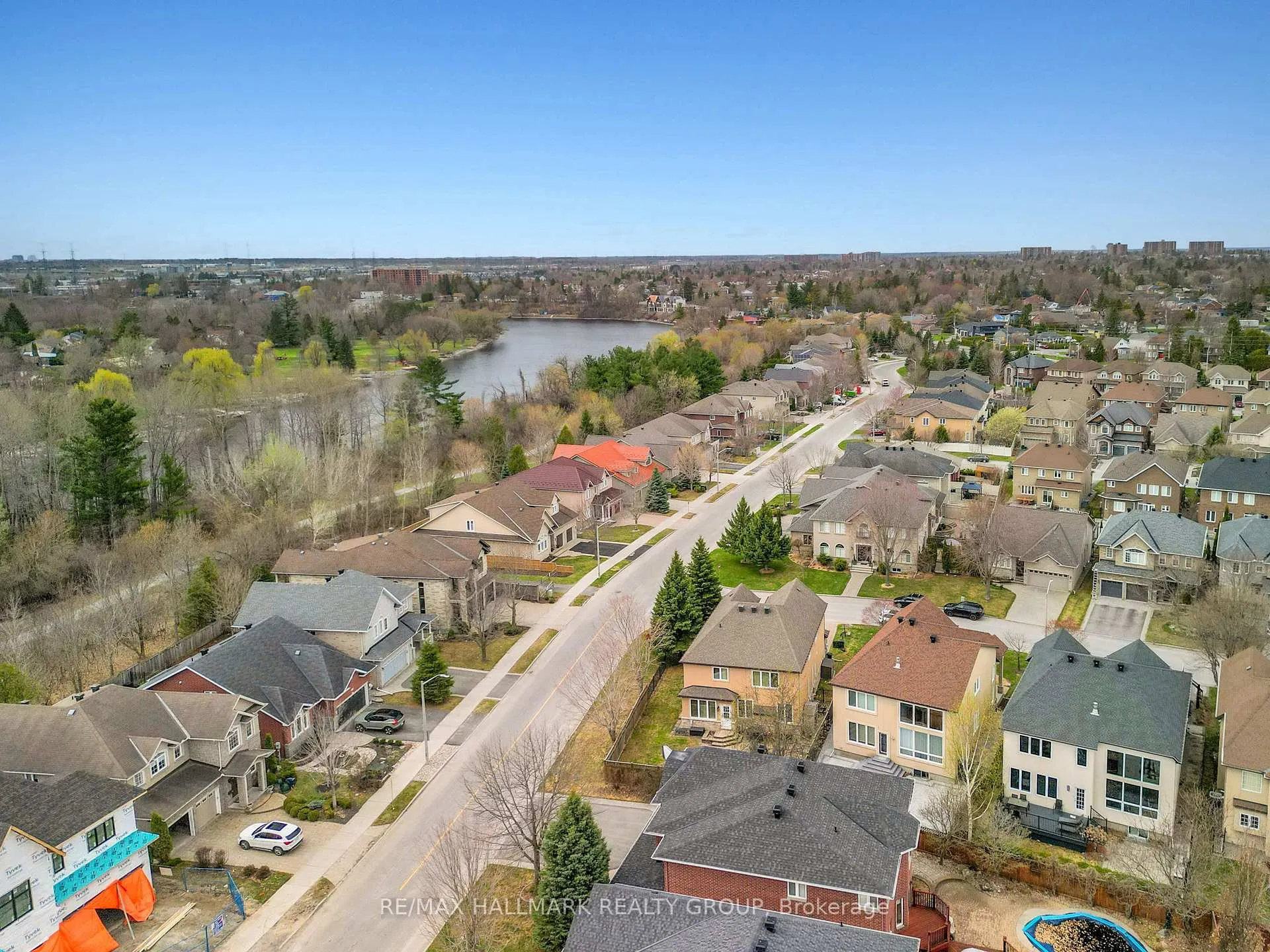 Photo 38 of 300 Amita Crescent, Ottawa, Mooneys Bay — HOMEH