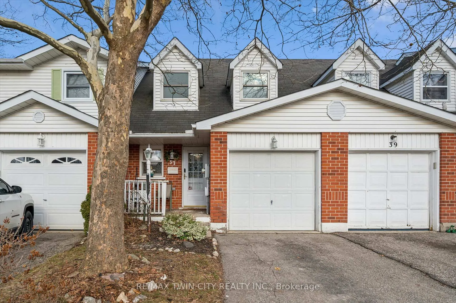Photo 2 of 37 Edgemere Drive, Cambridge, Christopher-Champlain — HOMEH