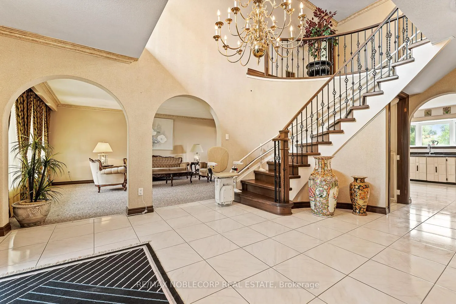 Photo 5 of 10201 Clarkway Drive, Brampton, Highway 427 — HOMEH