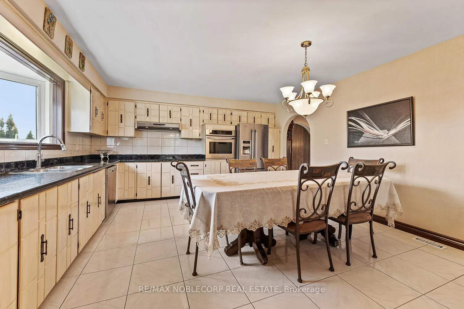 Photo 9 of 10201 Clarkway Drive, Brampton, Highway 427 — HOMEH