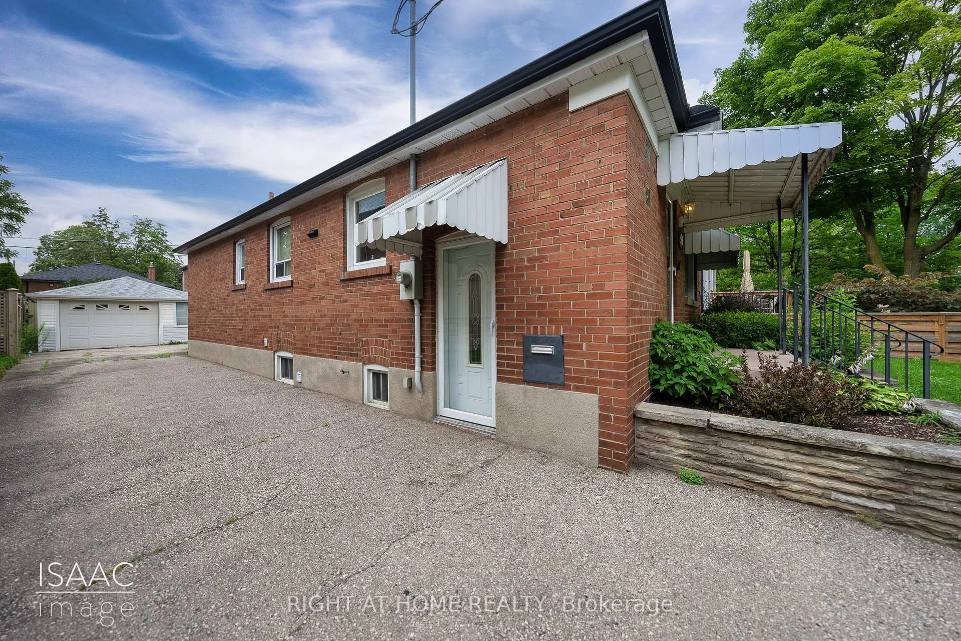 Photo 2 of 98 Yorkview Drive, Etobicoke, Stonegate-Queensway — HOMEH