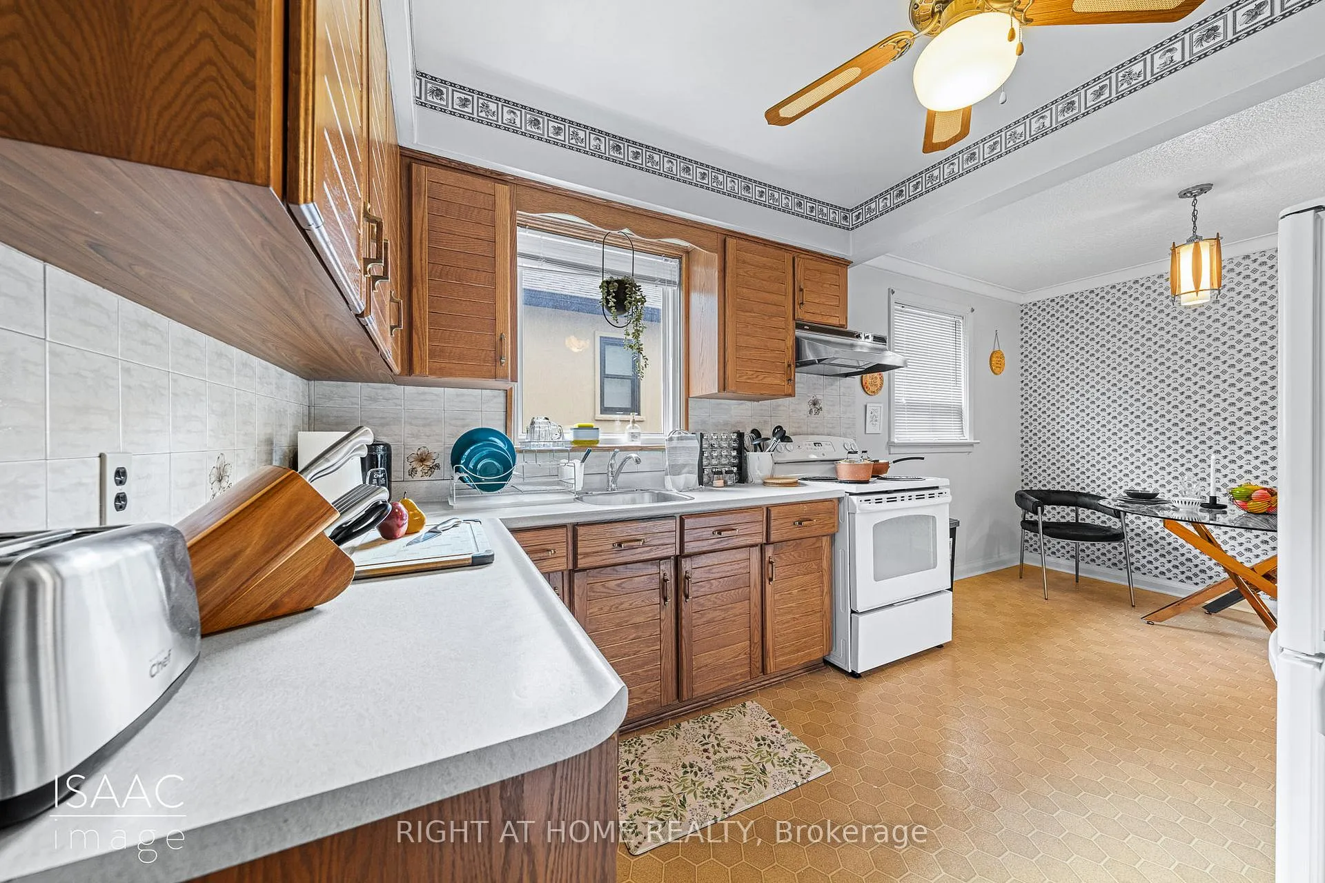 Photo 5 of 98 Yorkview Drive, Etobicoke, Stonegate-Queensway — HOMEH