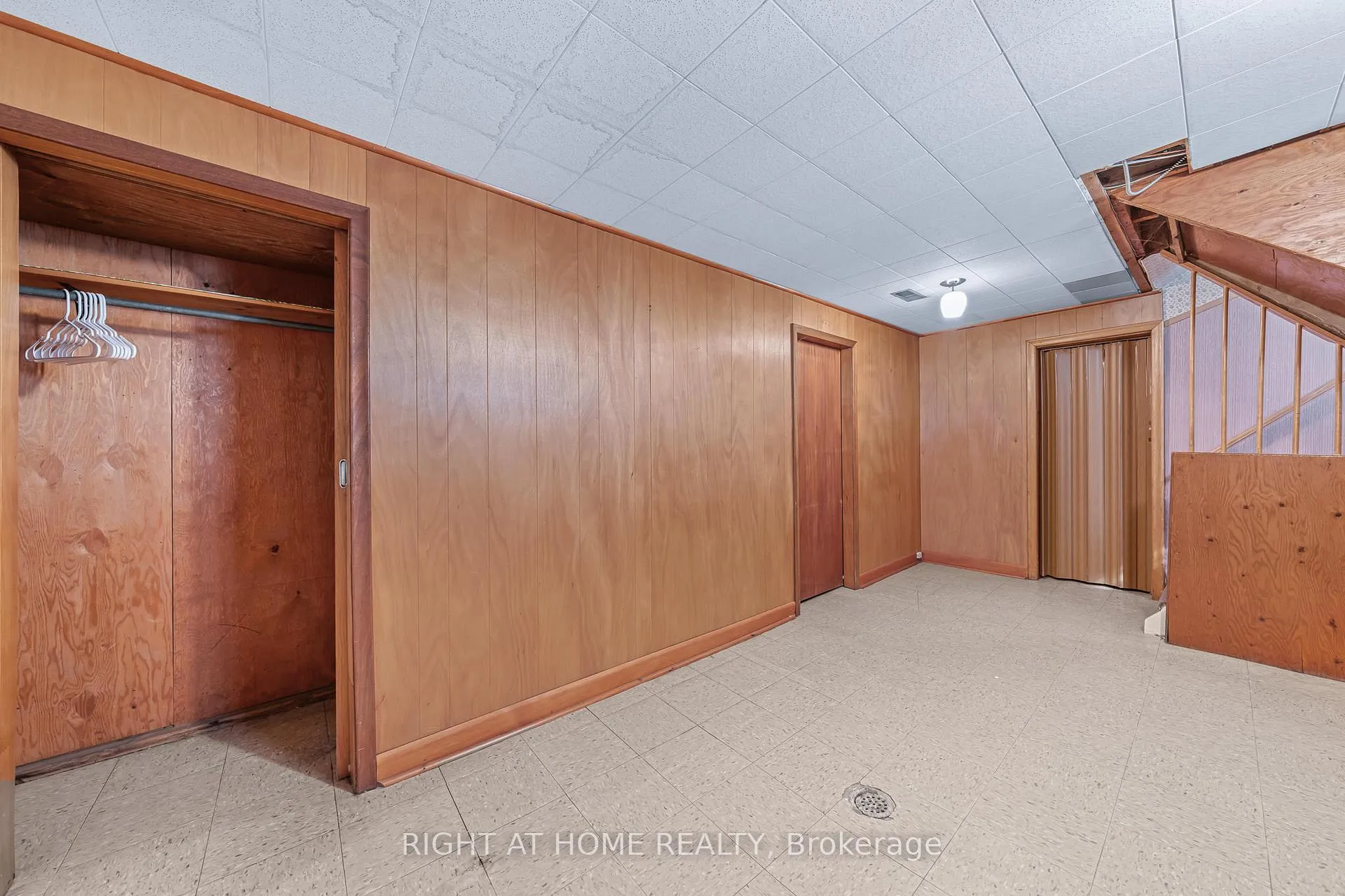 Photo 17 of 98 Yorkview Drive, Etobicoke, Stonegate-Queensway — HOMEH