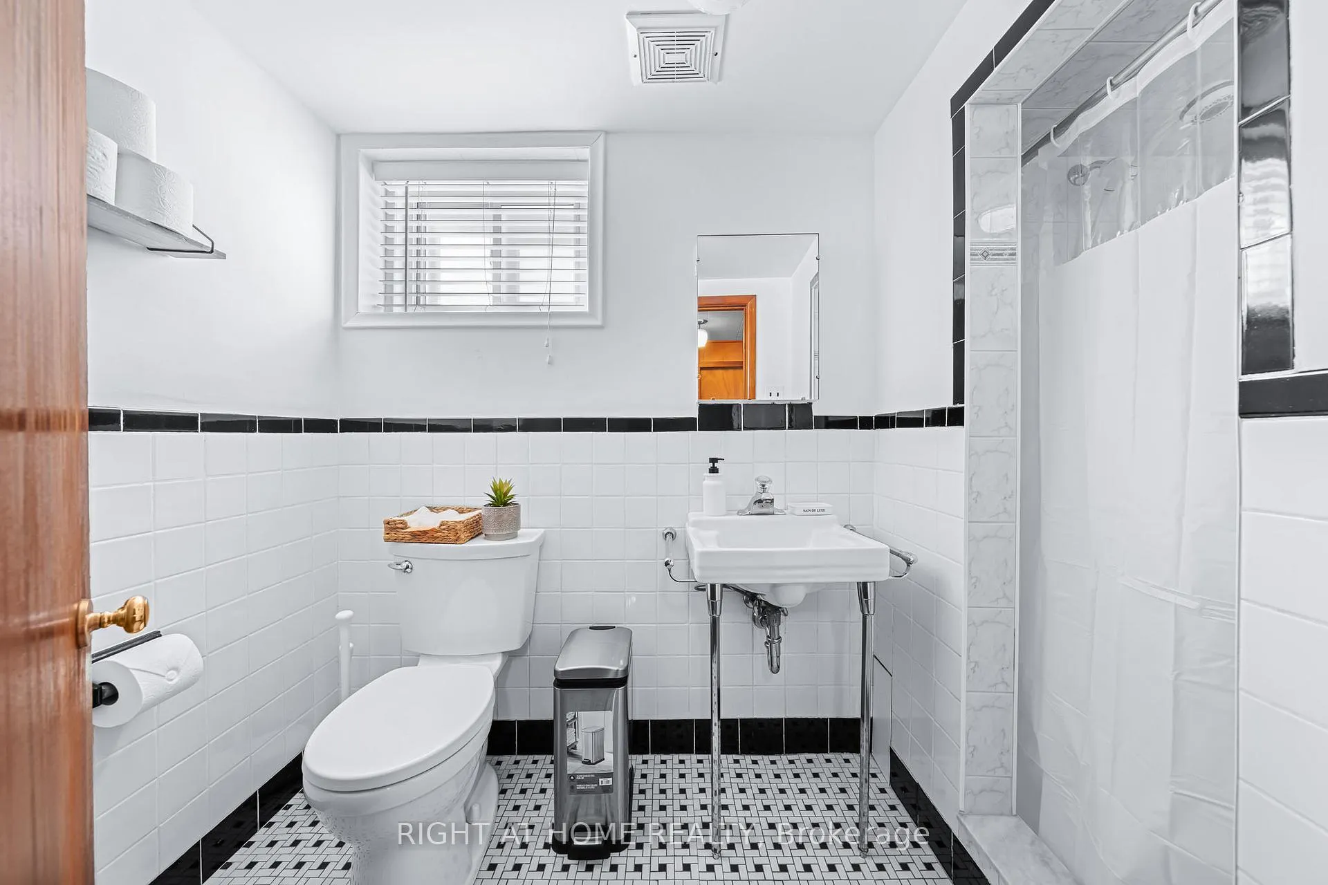 Photo 19 of 98 Yorkview Drive, Etobicoke, Stonegate-Queensway — HOMEH